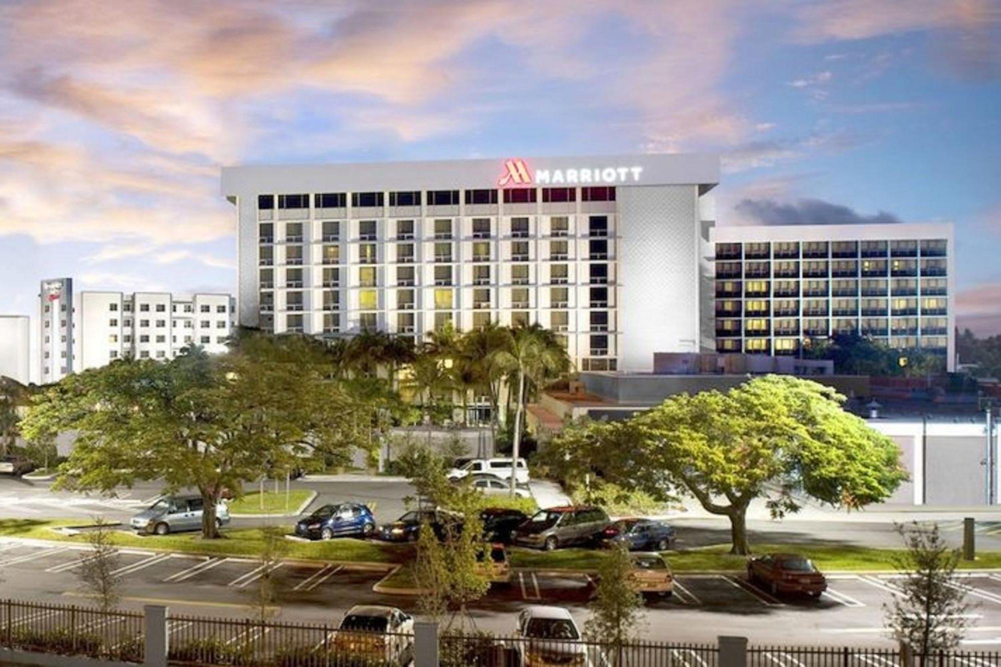 Courtyard By Marriott Airport