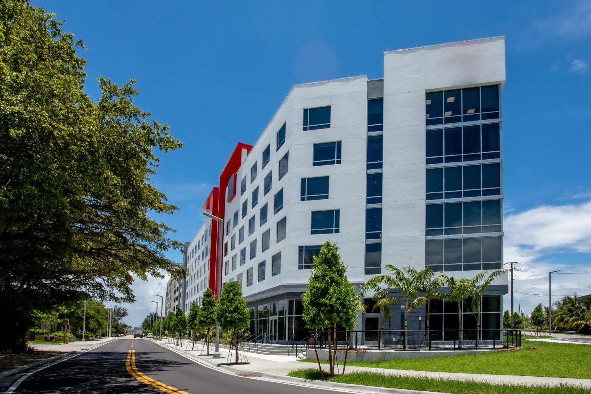 Kompose Boutique Airport Miami