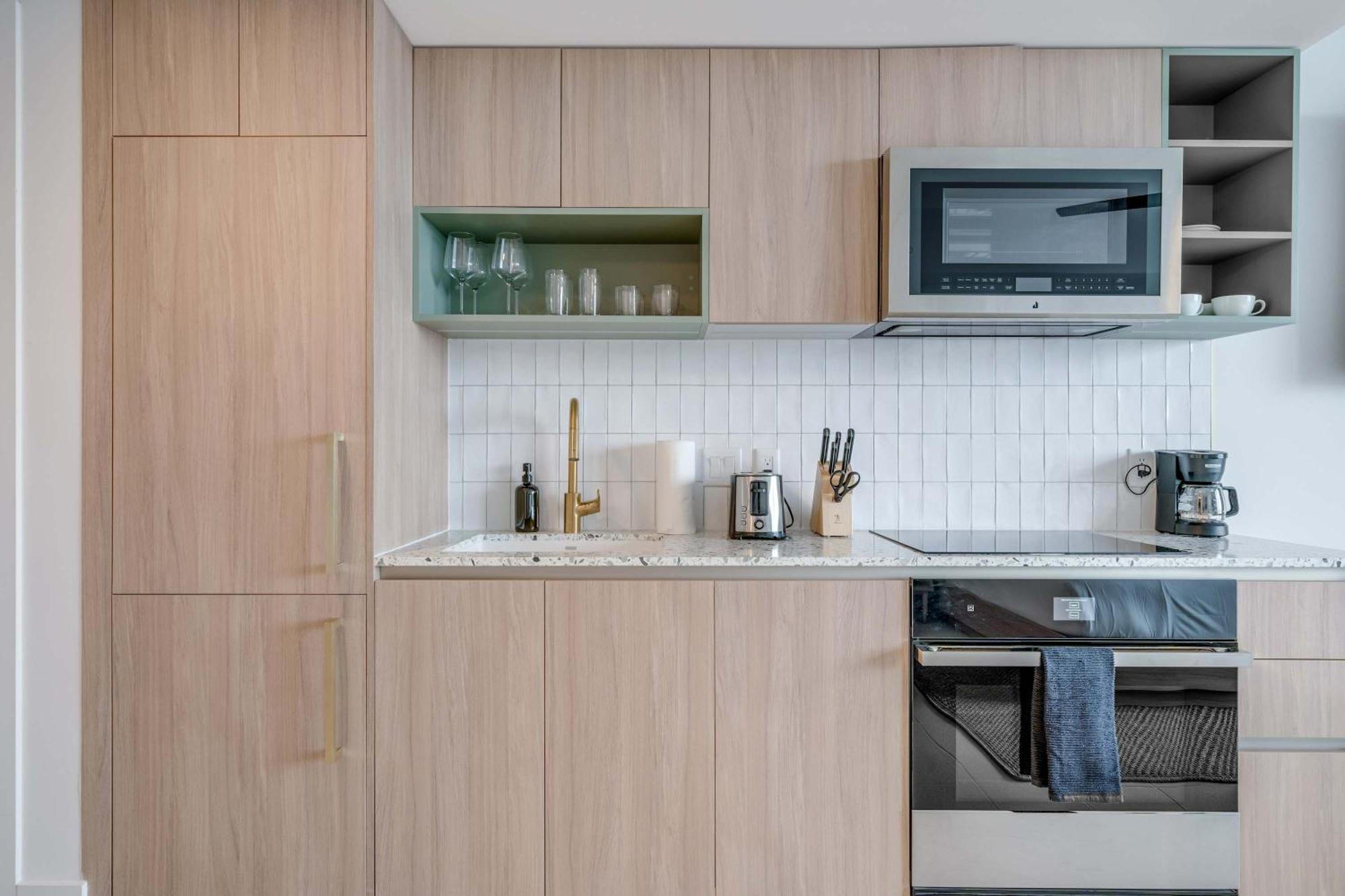 Lemon Drop - Modern & Full Amenities Apartment *
