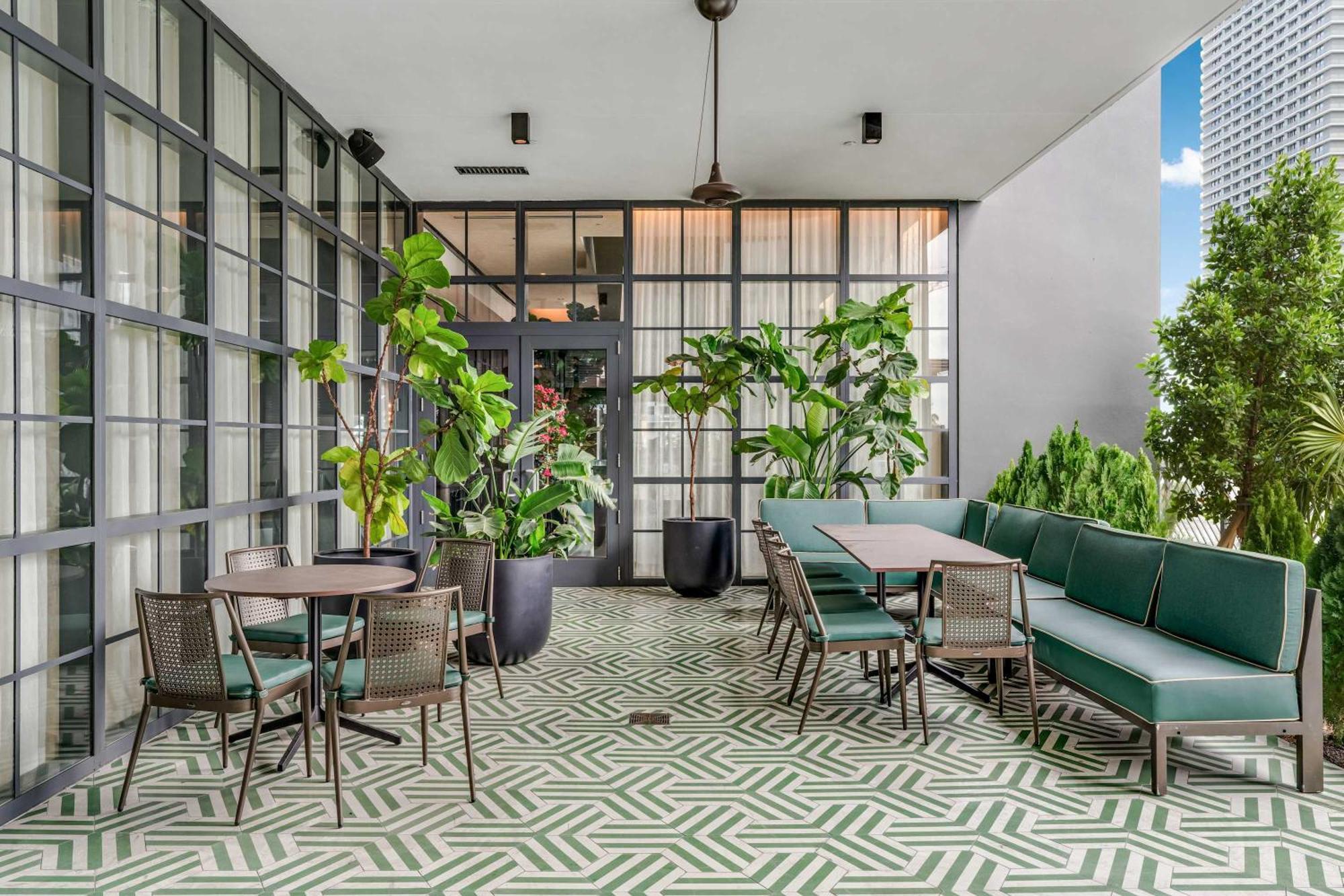 Lemon Drop - Modern & Full Amenities Apartment *