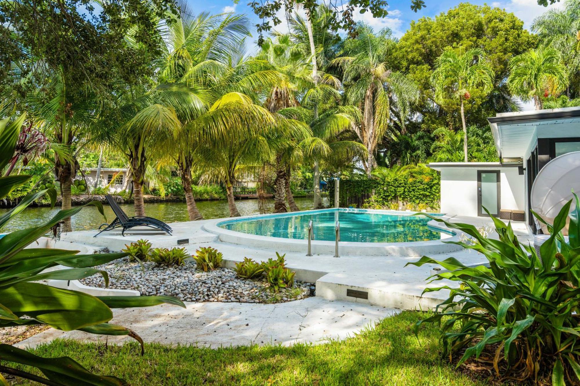 Relaxing Riverside With Pool *