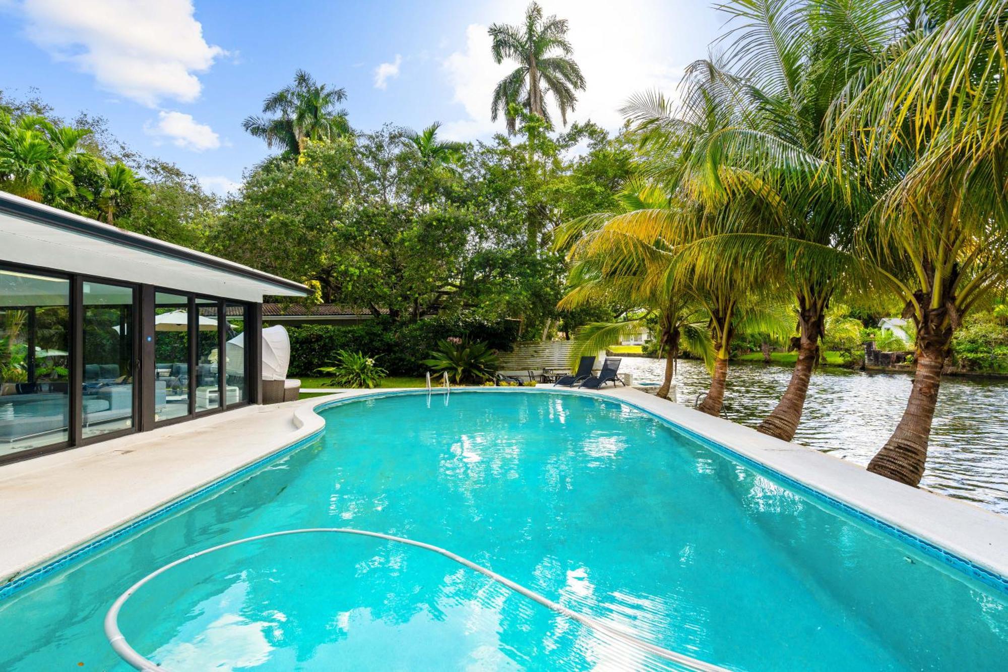 Relaxing Riverside With Pool Holiday home Miami