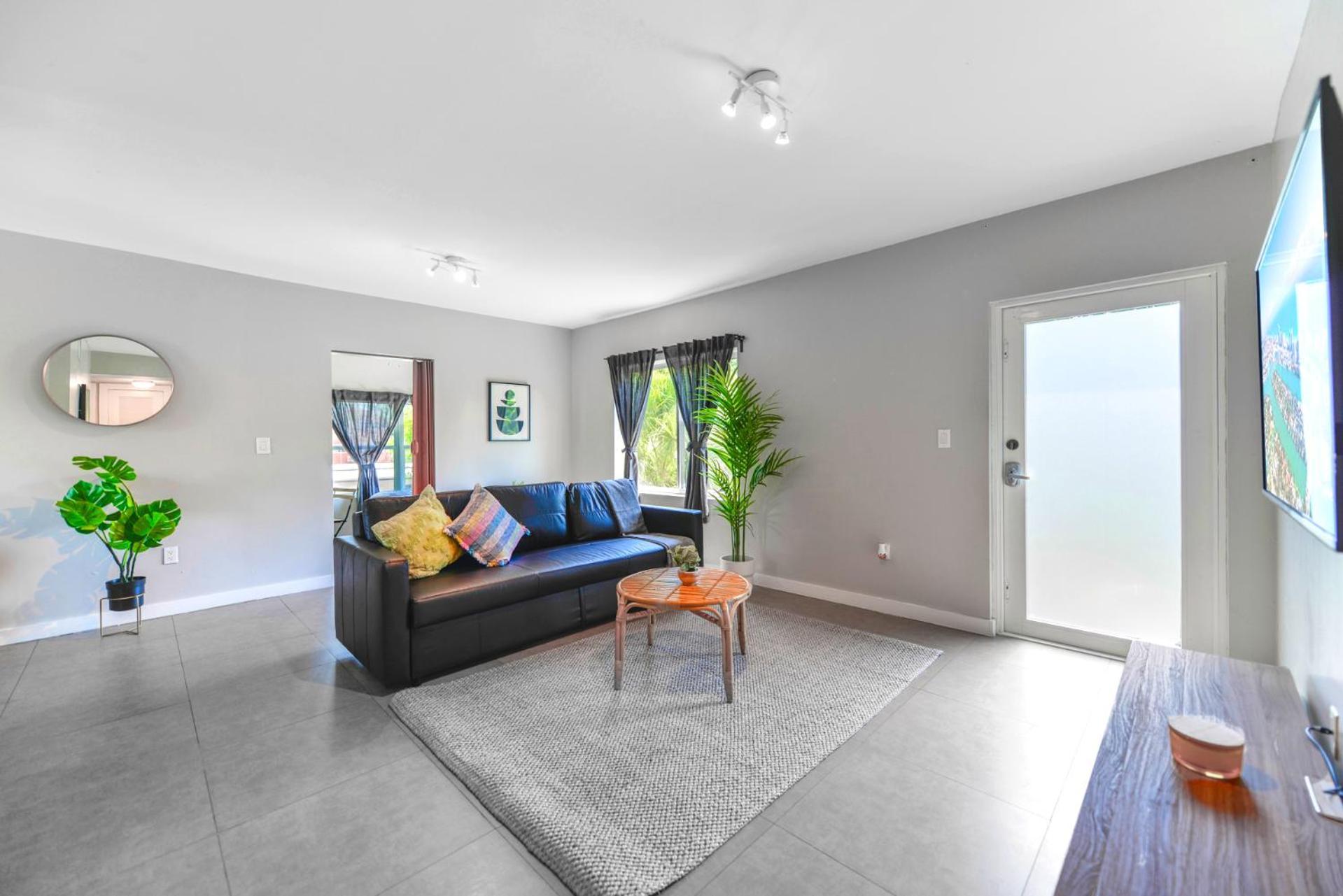 Apartment Comfy & Spacious Duplex W Amenities! *