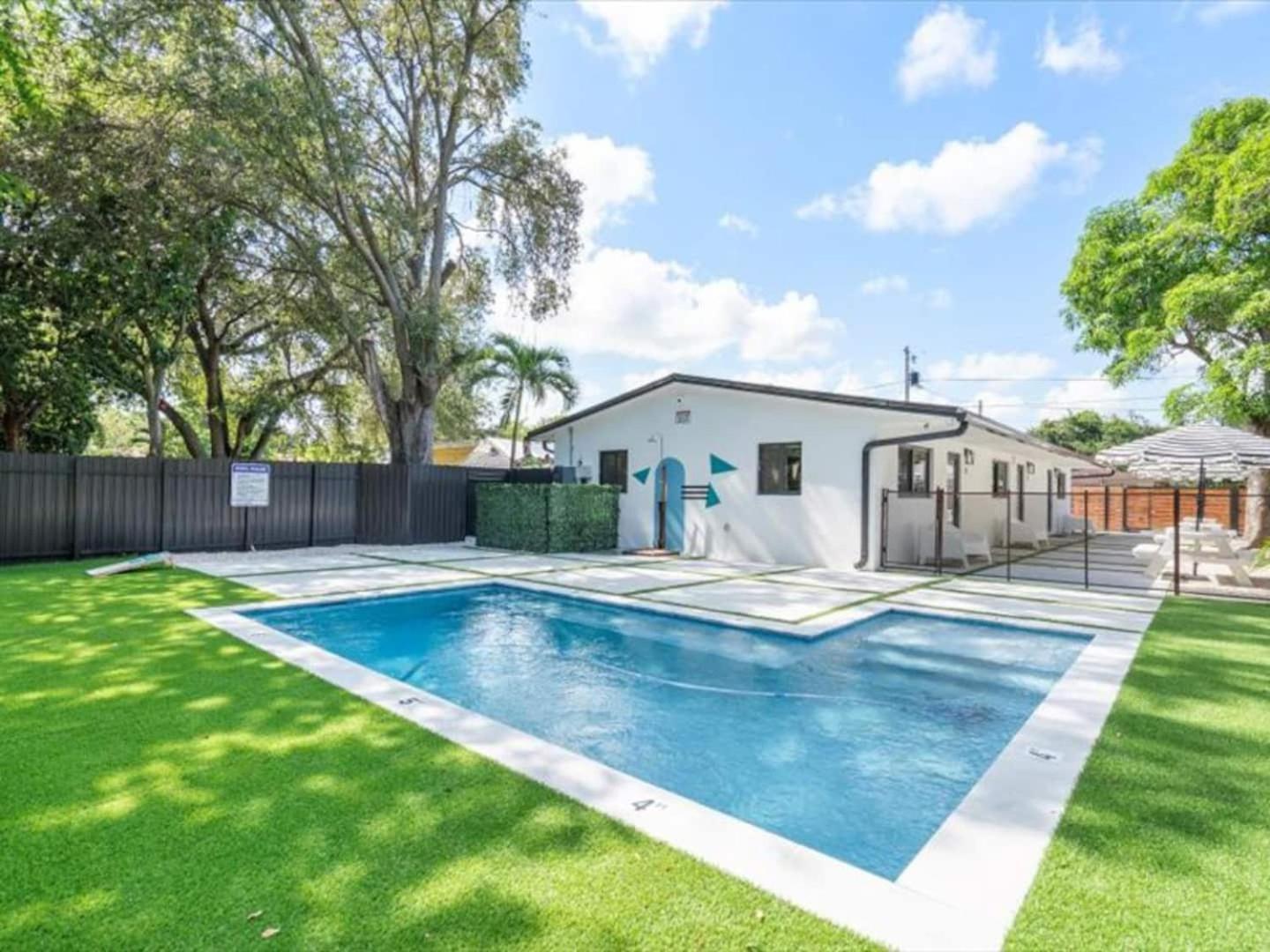 Cozy Getaway Heated Pool & Sun Loungers Apartment