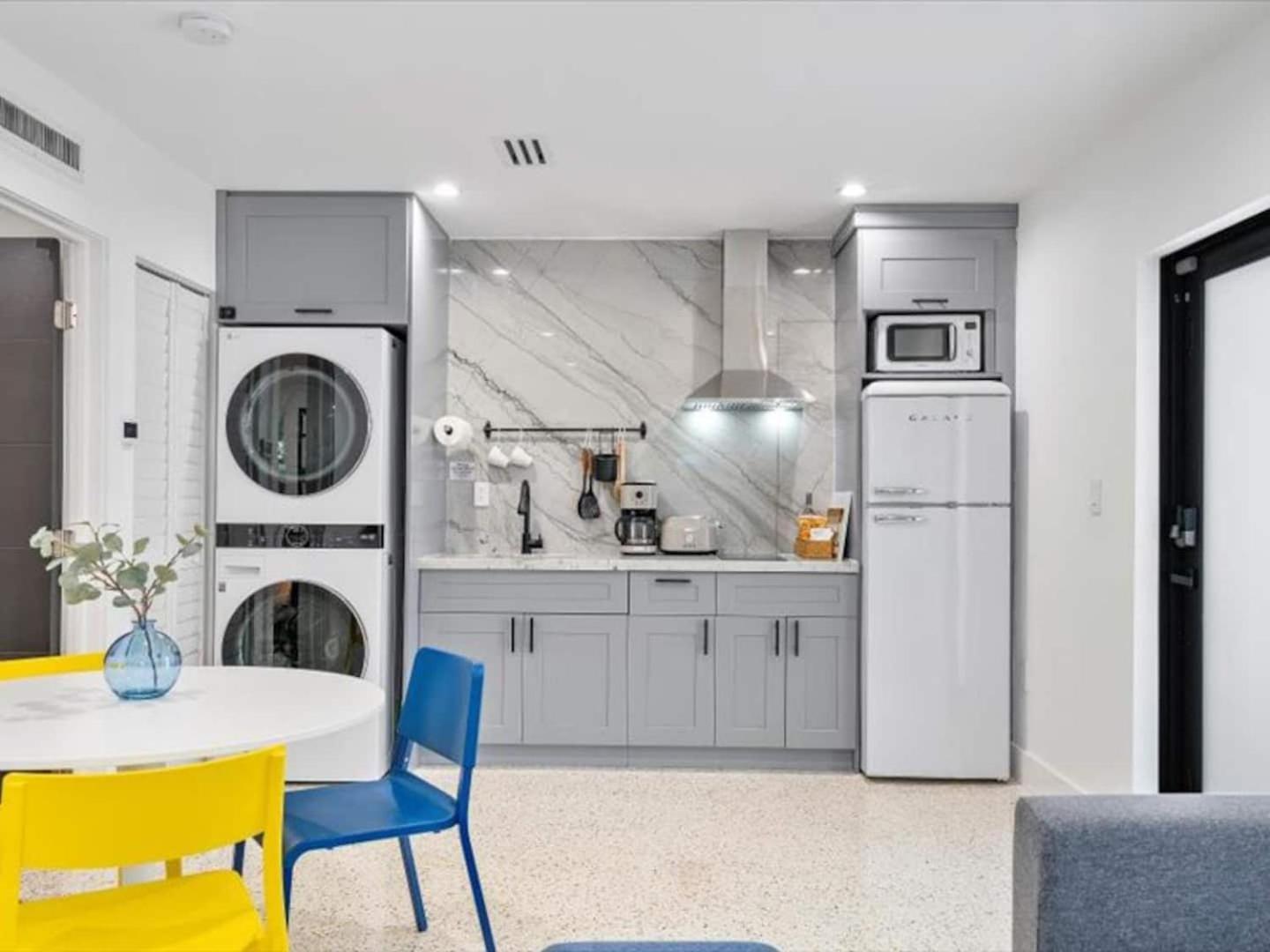 Cozy Getaway Heated Pool & Sun Loungers Apartment