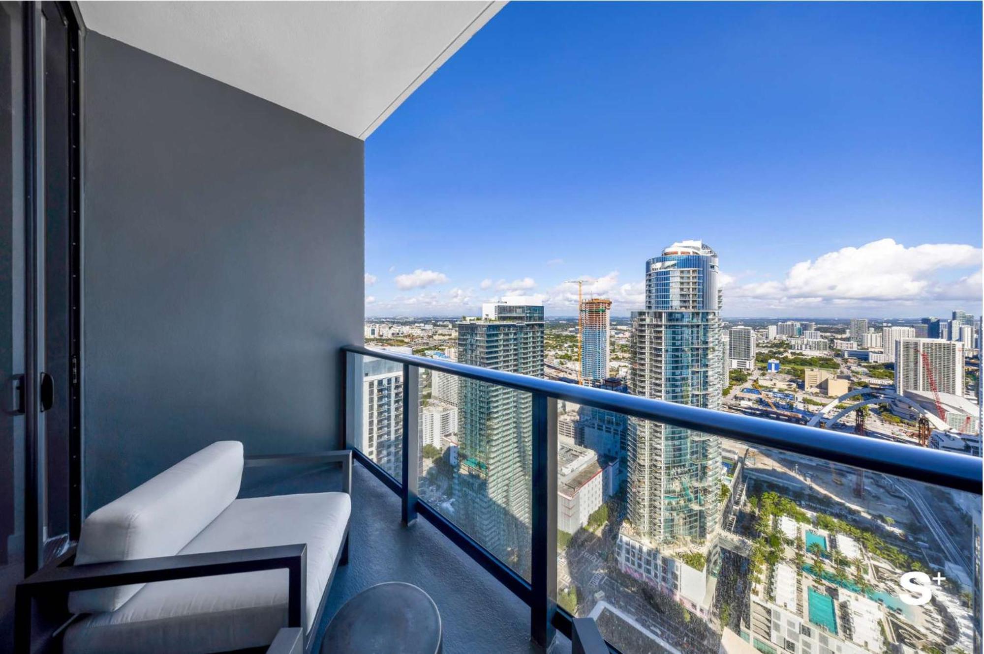 Luxury 1-br Ph With Breathtaking Downtown Views Apartment *