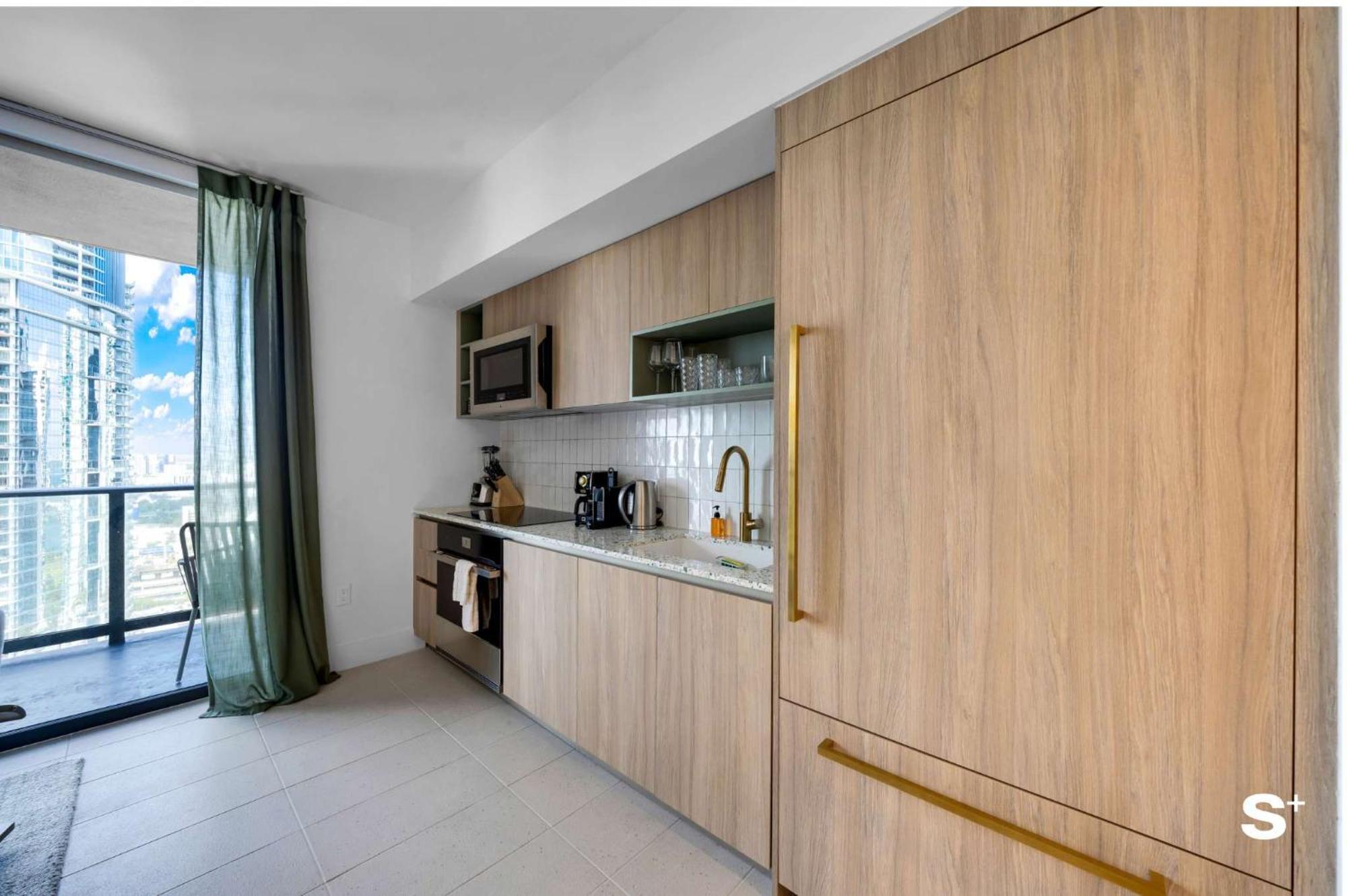 Apartment Modern Dtw Escape With Water Views