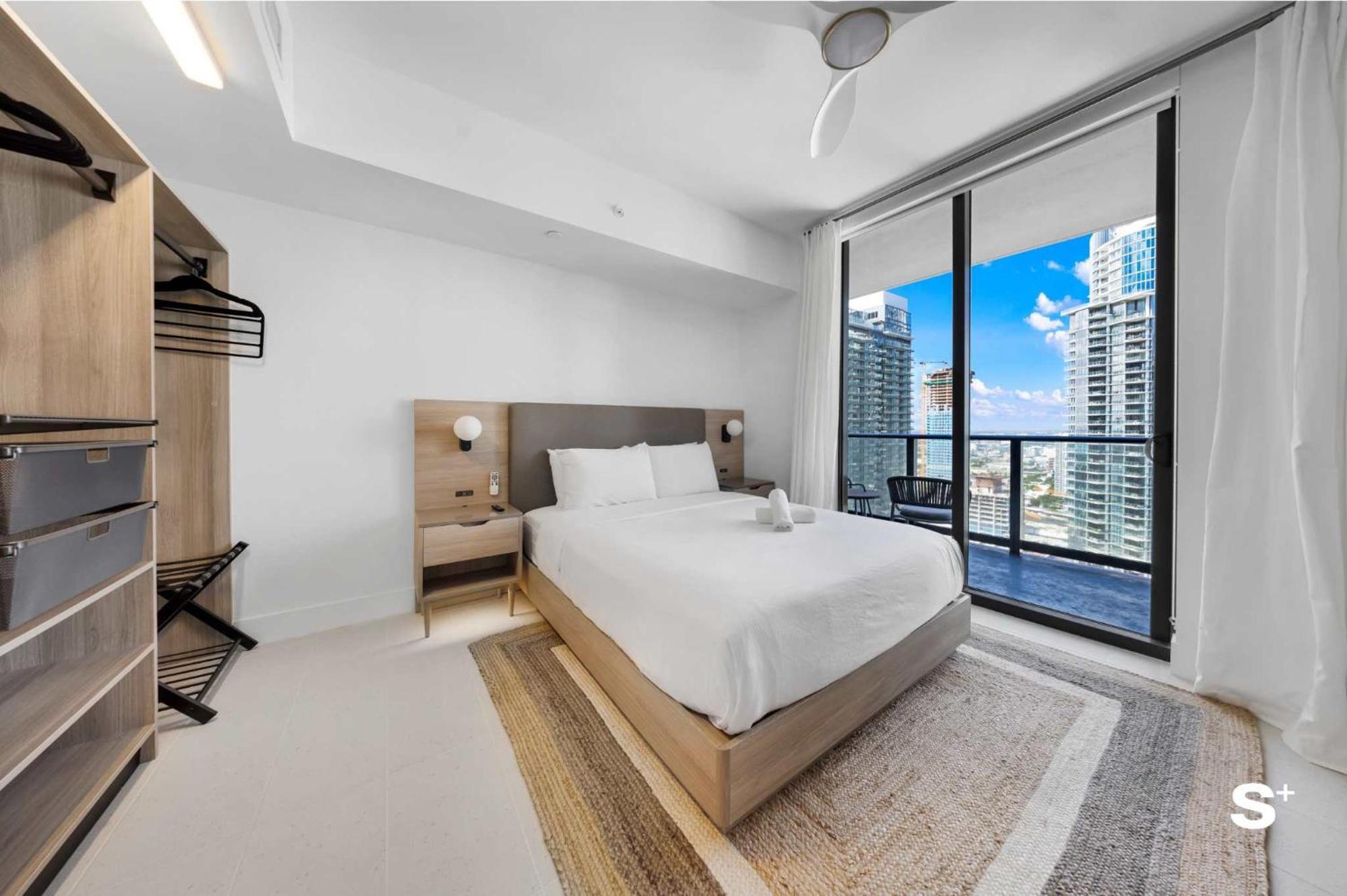 Modern Dtw Escape With Water Views *