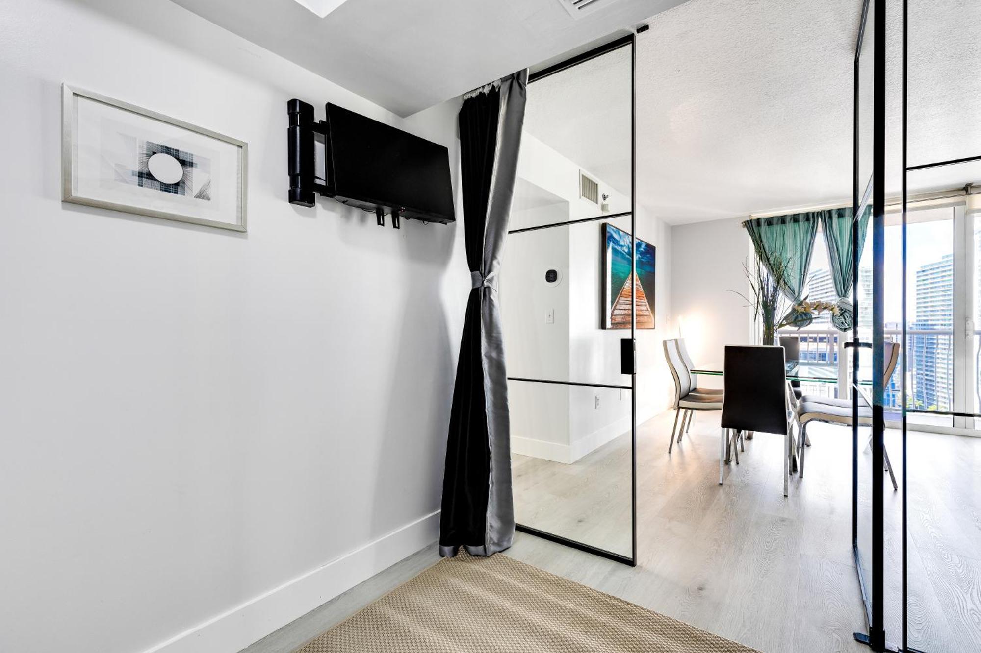 Apartment Upscale Brickell 3 Bedroom With Water Views And Free Parking