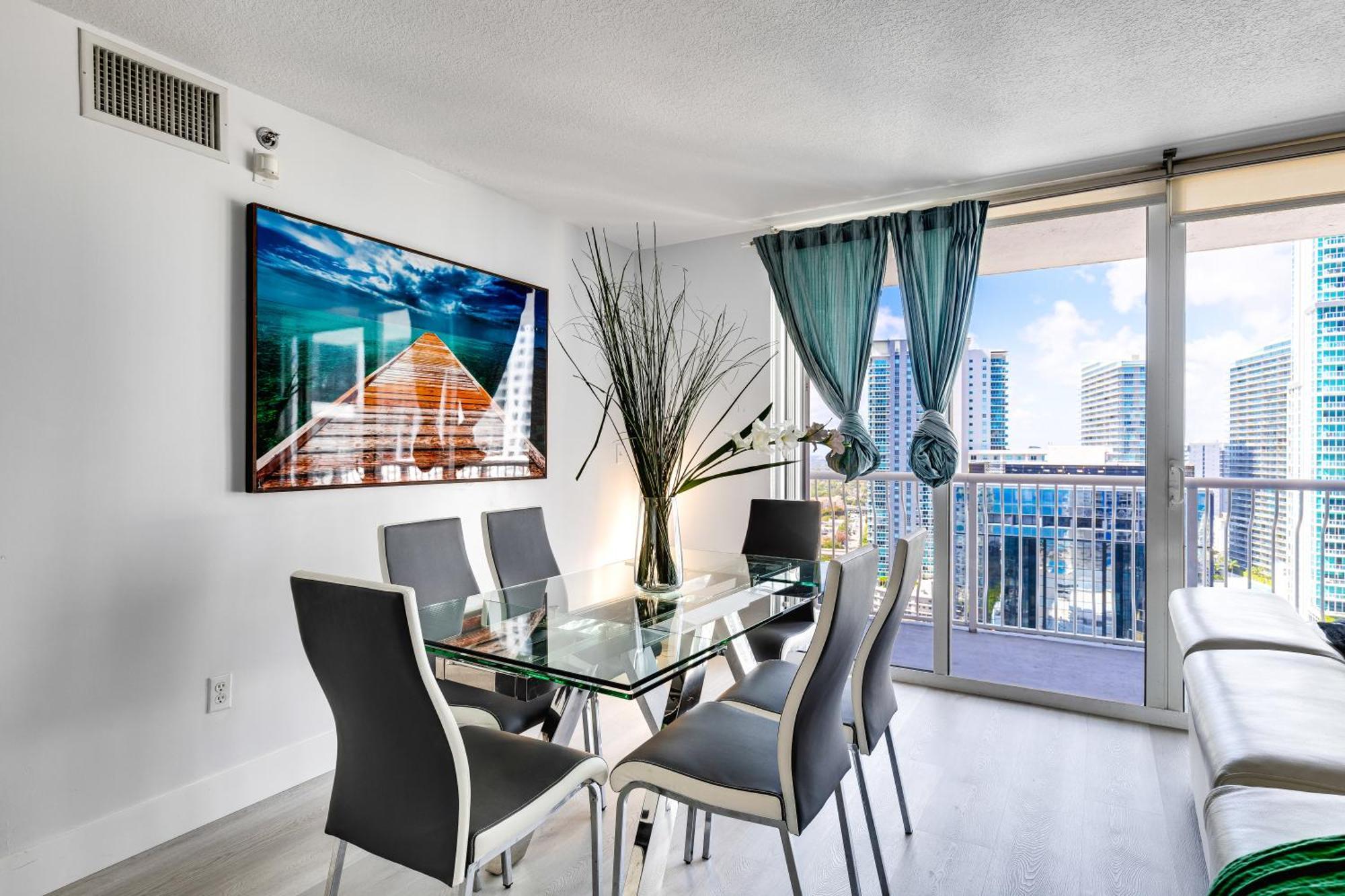 Upscale Brickell 3 Bedroom With Water Views And Free Parking *