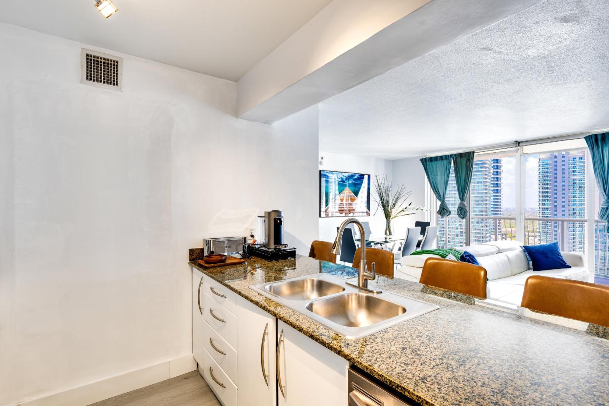 Upscale Brickell 3 Bedroom With Water Views And Free Parking