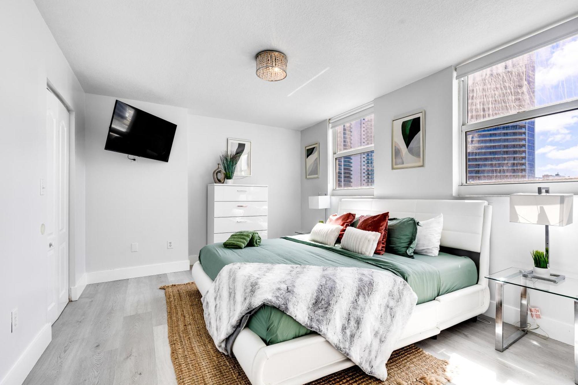 Upscale Brickell 3 Bedroom With Water Views And Free Parking *