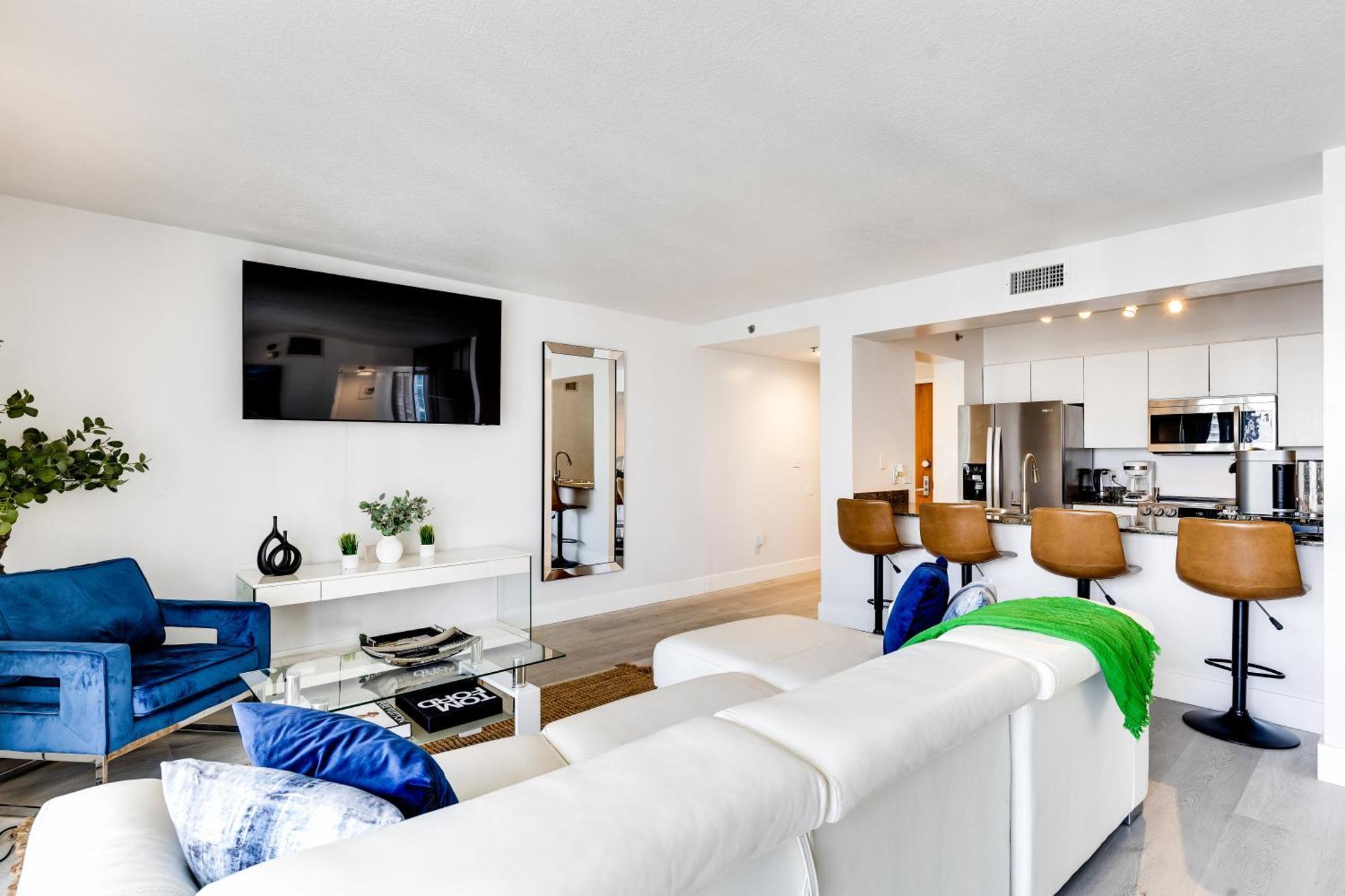 Upscale Brickell 3 Bedroom With Water Views And Free Parking *