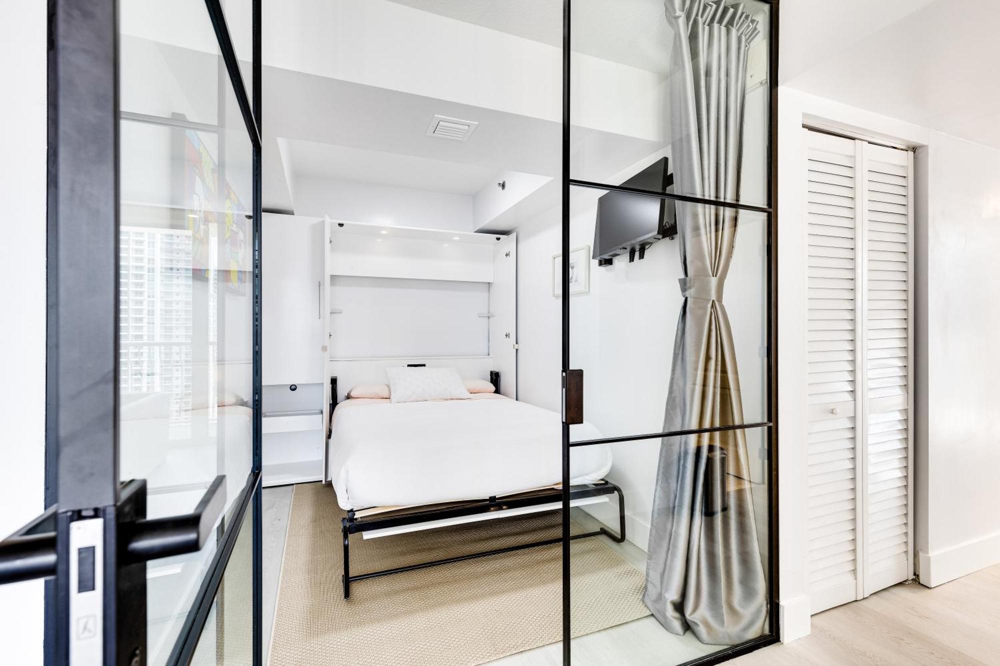 Upscale Brickell 3 Bedroom With Water Views And Free Parking Apartment Miami