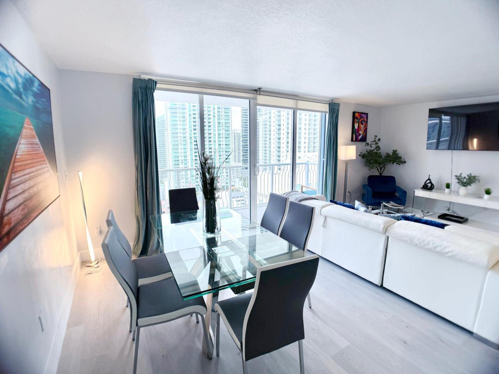Upscale Brickell 3 Bedroom With Water Views And Free Parking Apartment *