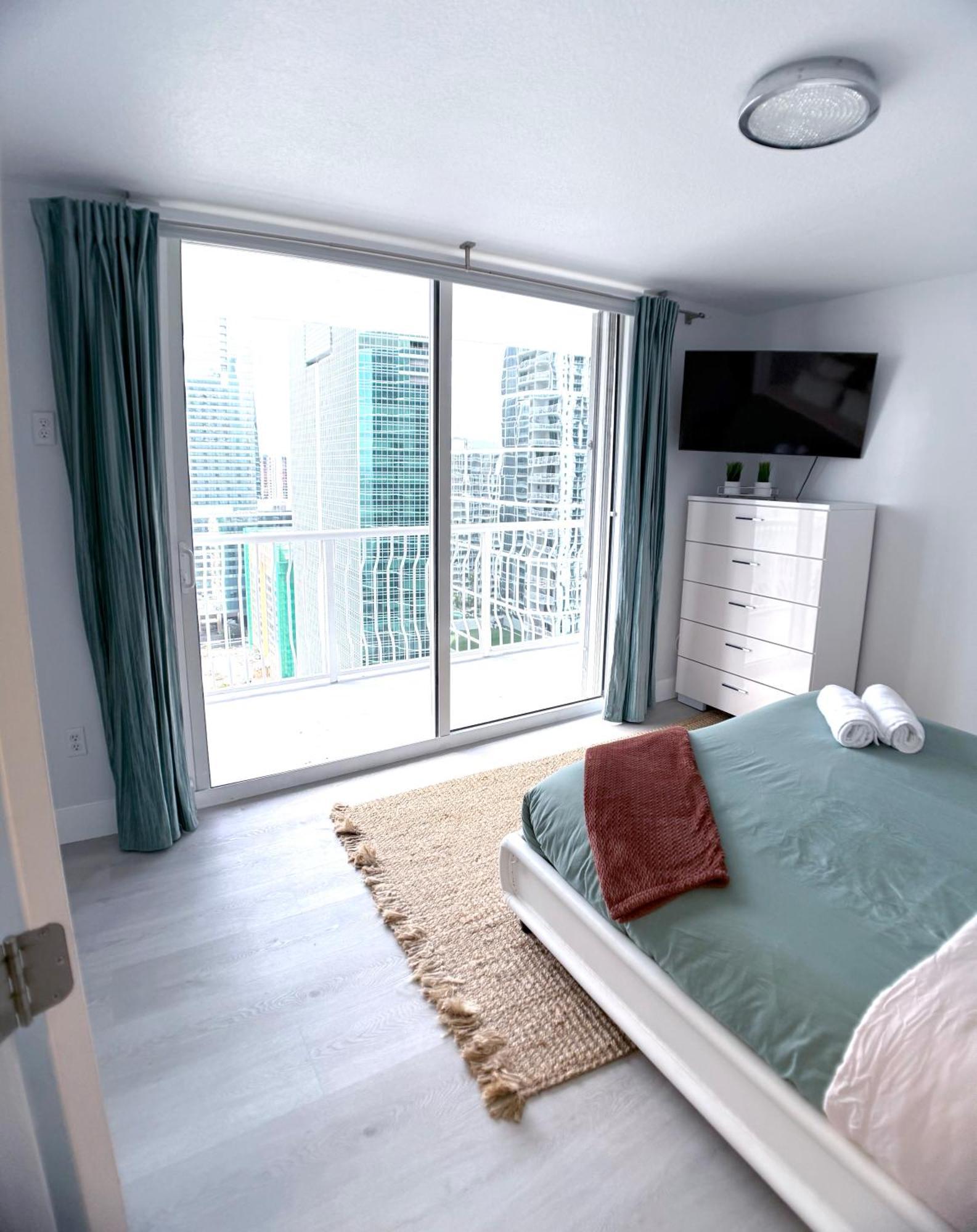 Upscale Brickell 3 Bedroom With Water Views And Free Parking *