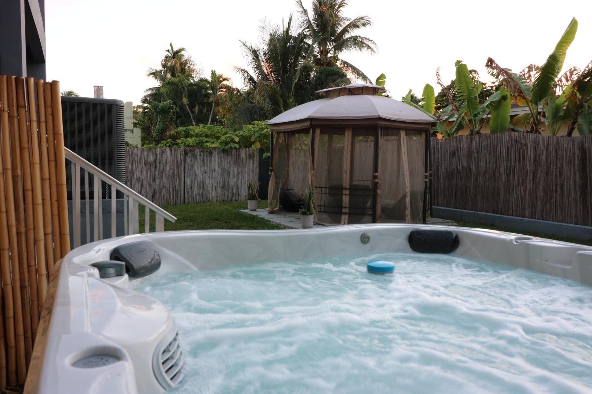 Modern Retreat, Hot Tub And Gazebo Oasis Villa Miami