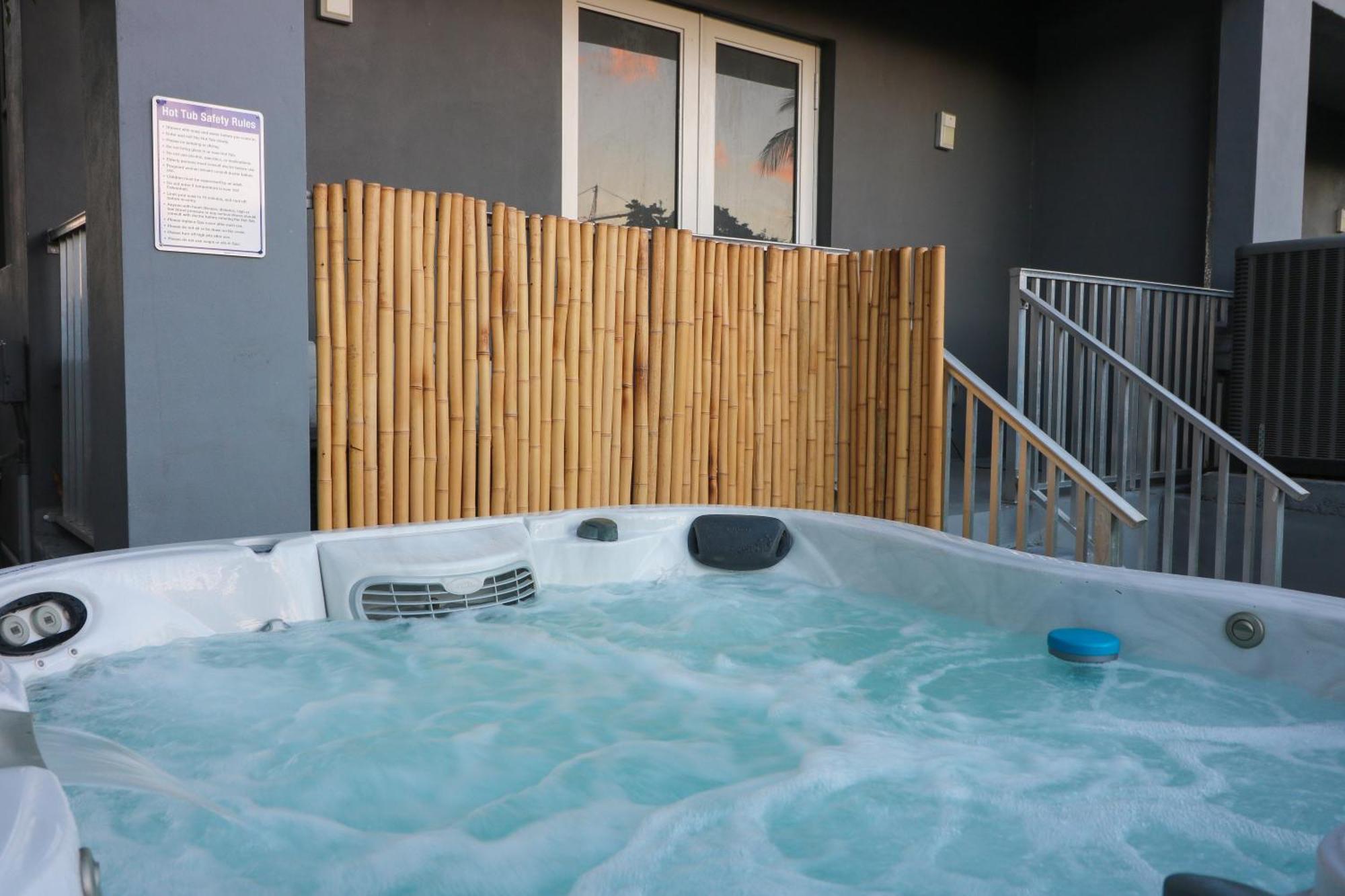 Modern Retreat, Hot Tub And Gazebo Oasis Villa