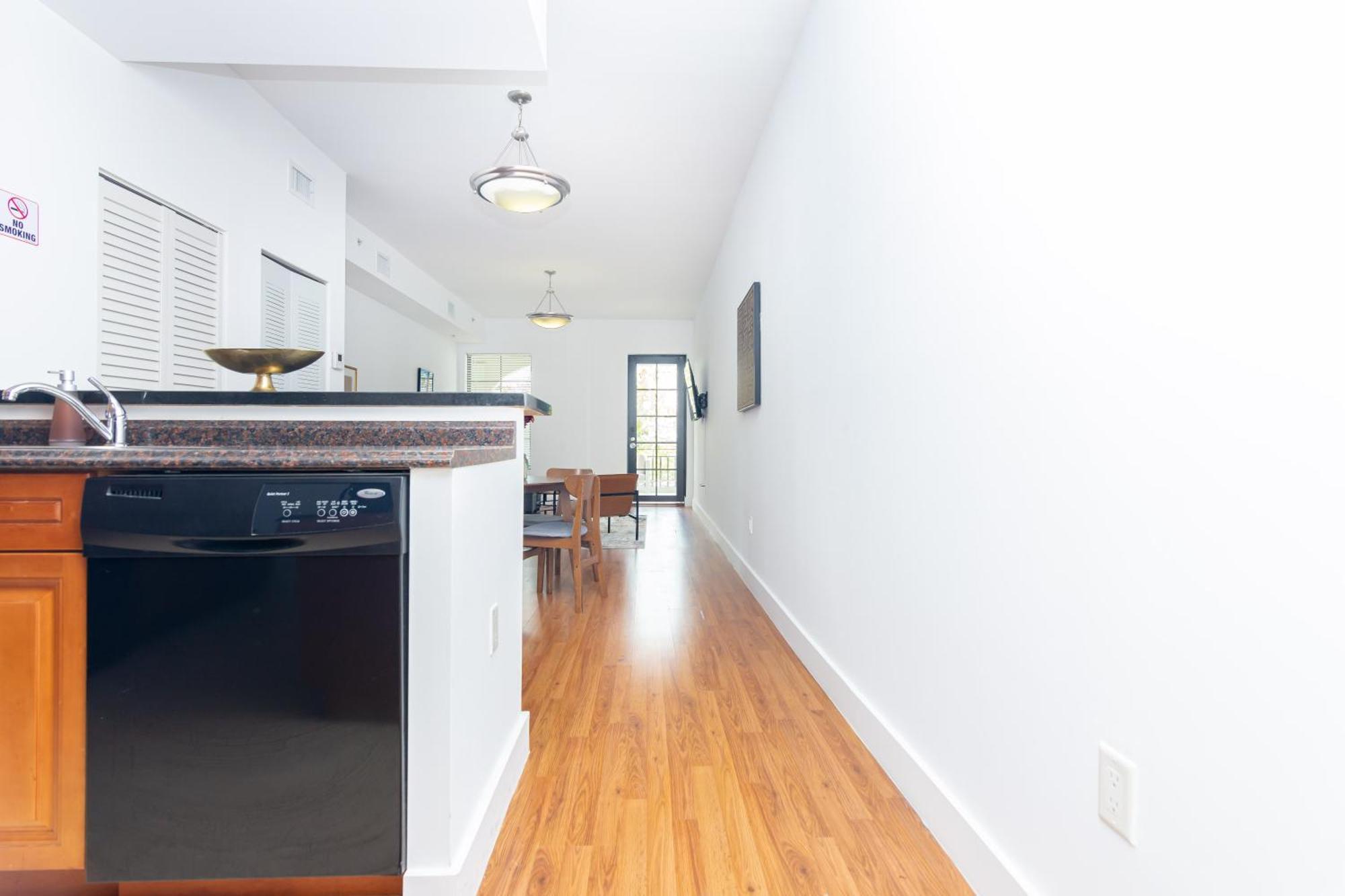 2-bdrm -heart Wynwood & Edgewater- 206 Apartment