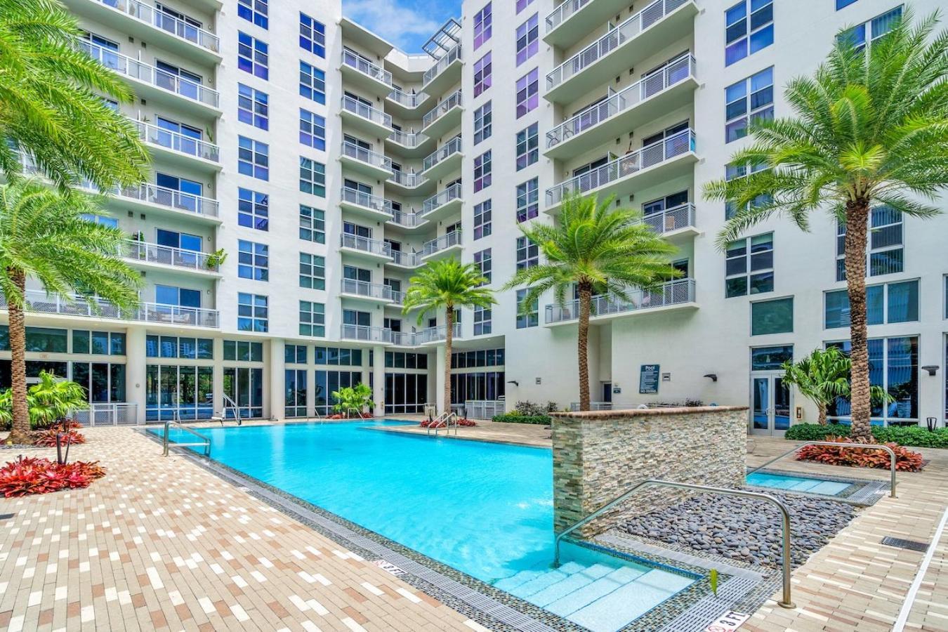 Sunny 1br Unit With Free Parking Prime Location Apartment *