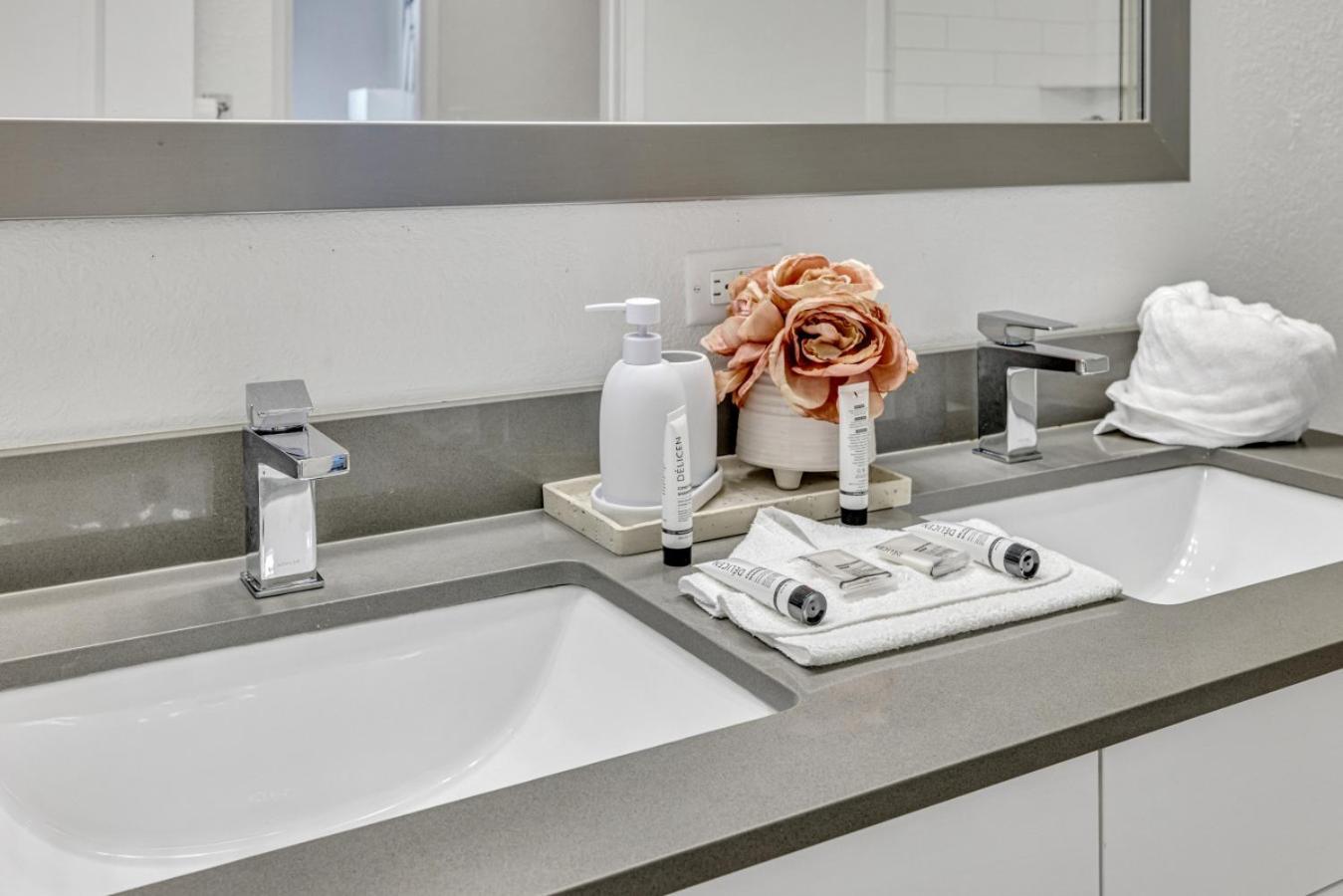Sunny 1br Unit With Free Parking Prime Location Apartment *