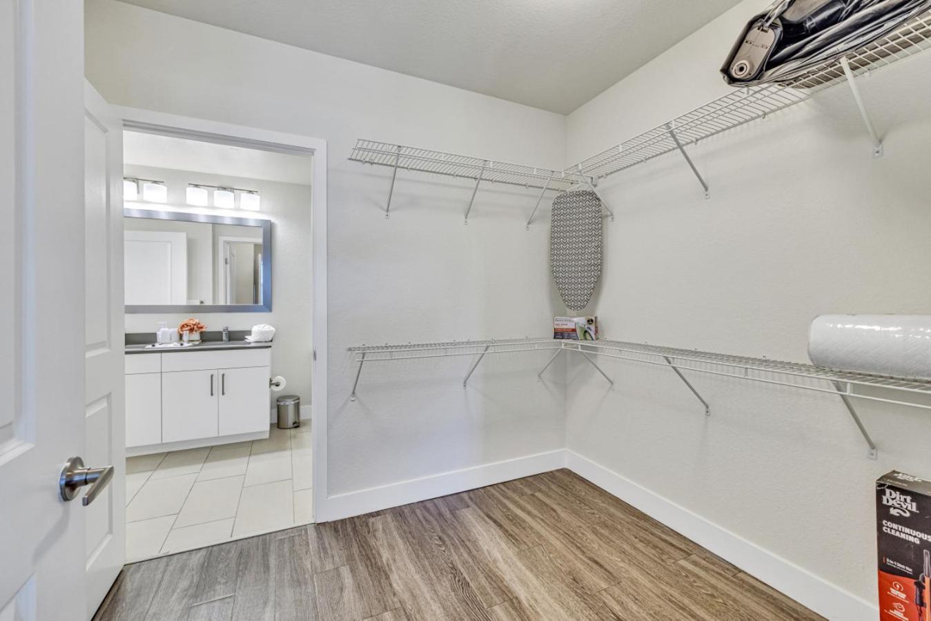 Apartment Sunny 1br Unit With Free Parking Prime Location *