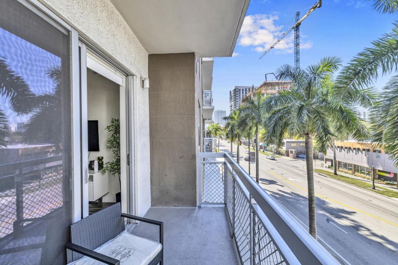 Sunny 1br Unit With Free Parking Prime Location Apartment