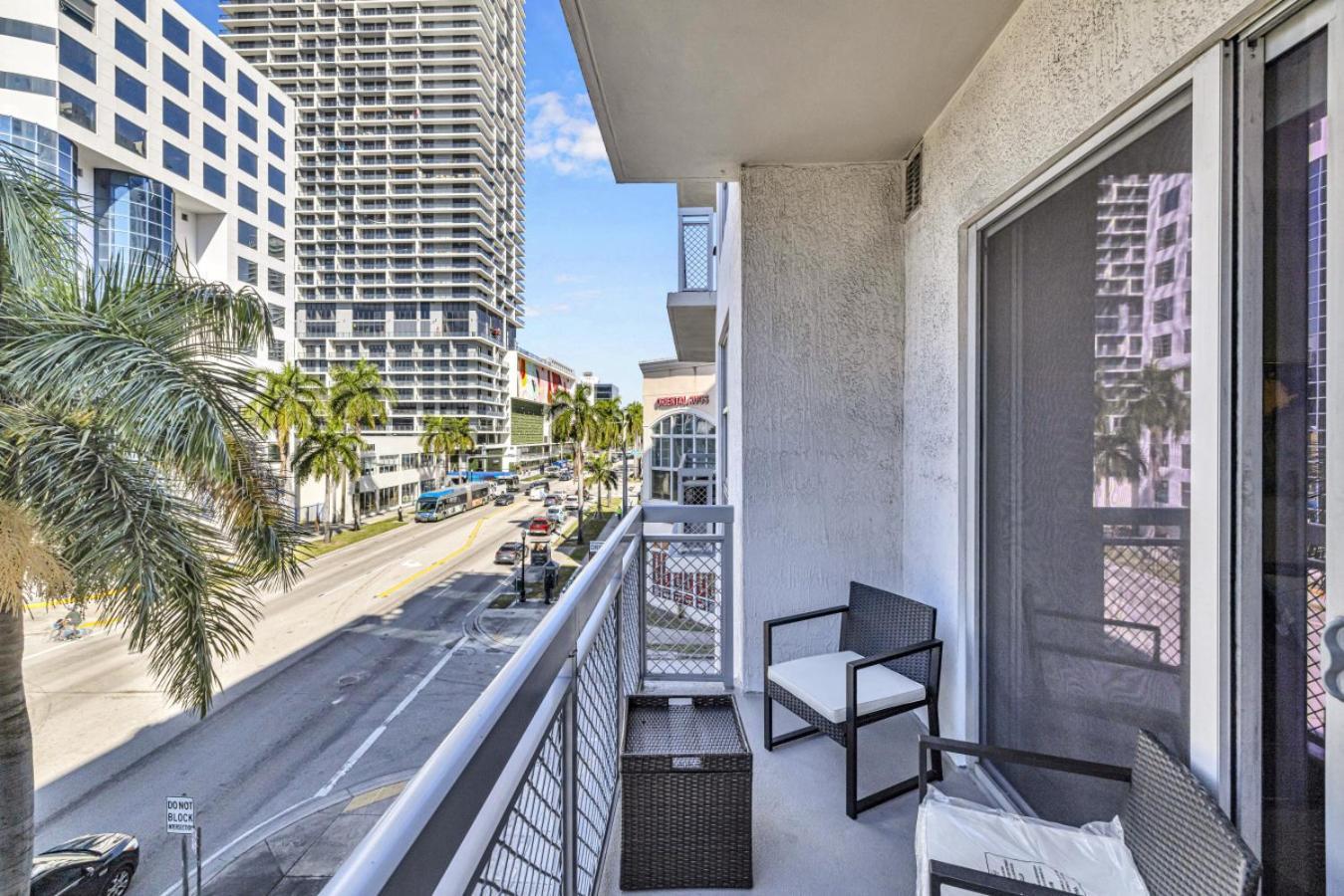 Sunny 1br Unit With Free Parking Prime Location Apartment *