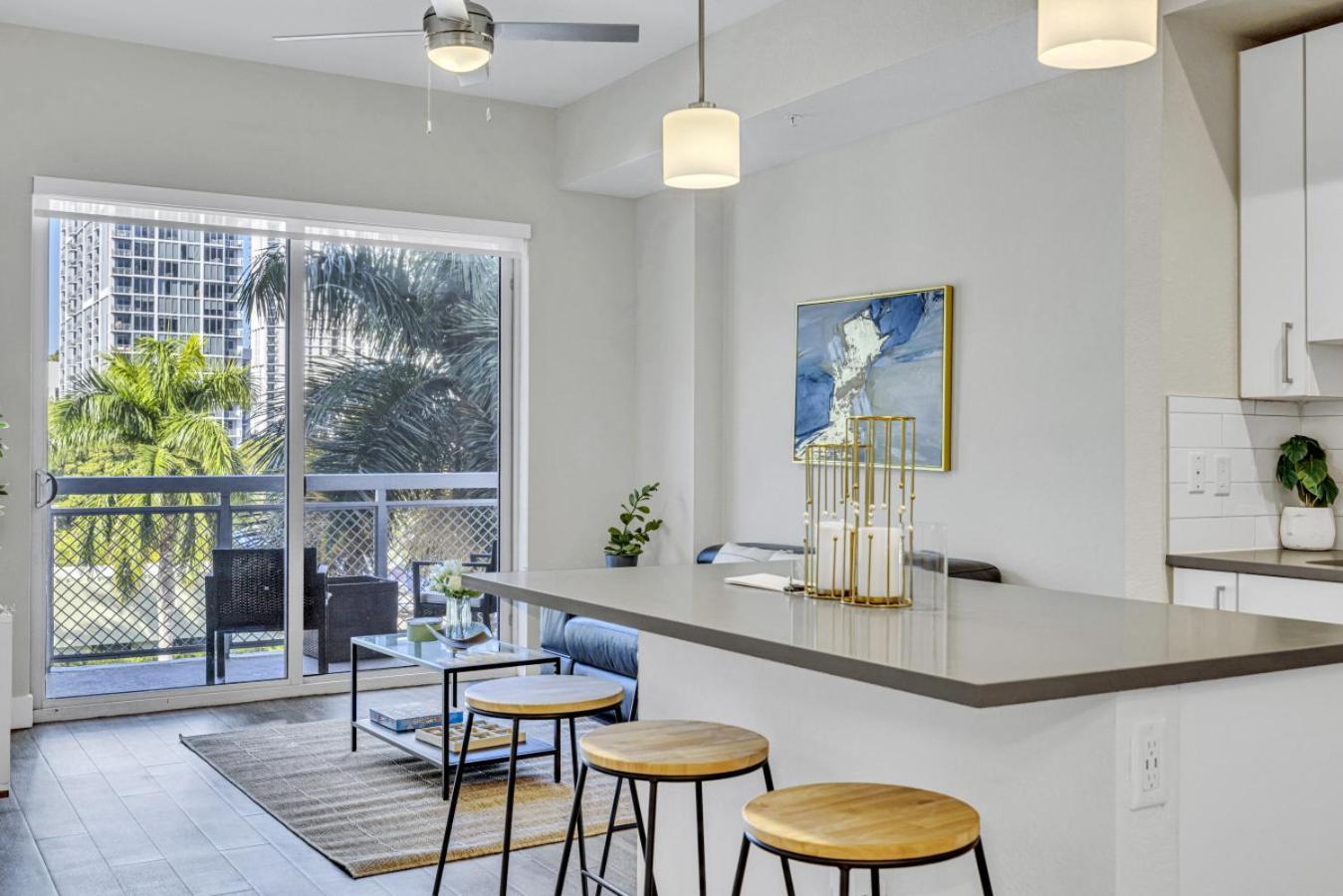 Sunny 1br Unit With Free Parking Prime Location Apartment *