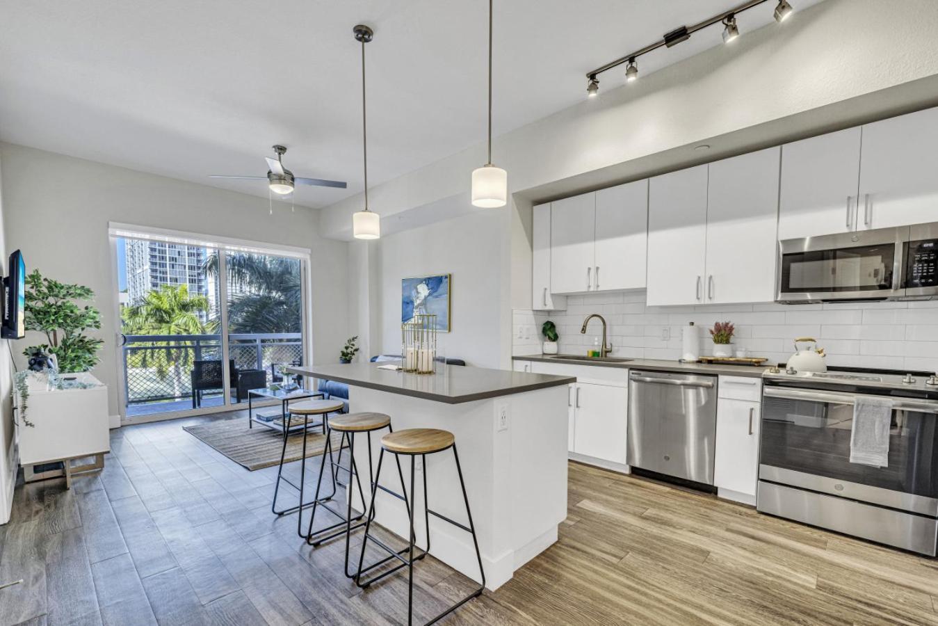 Sunny 1br Unit With Free Parking Prime Location Apartment