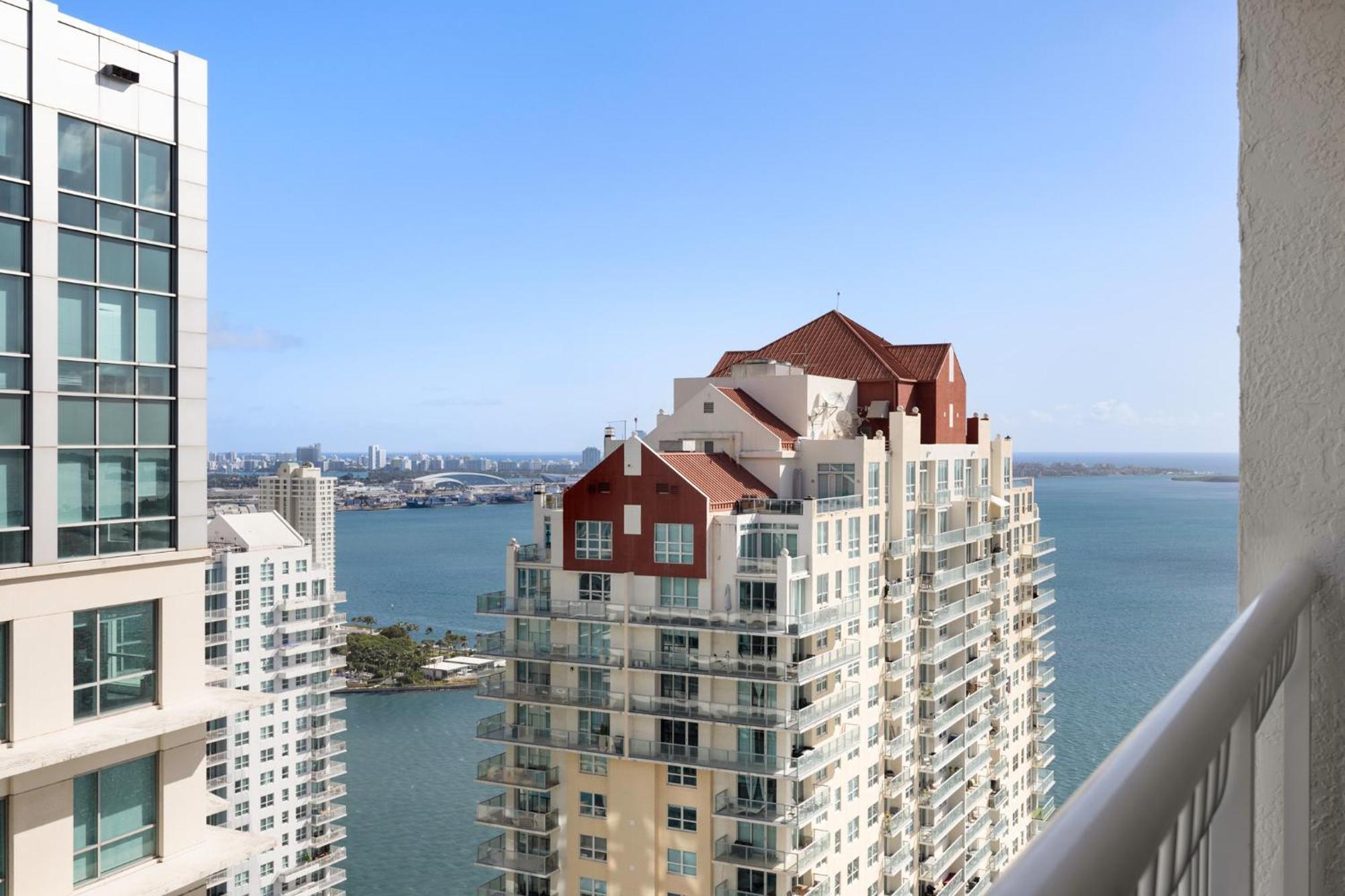 In Brickell With Pool, Gym, Free Parking And Game Miami