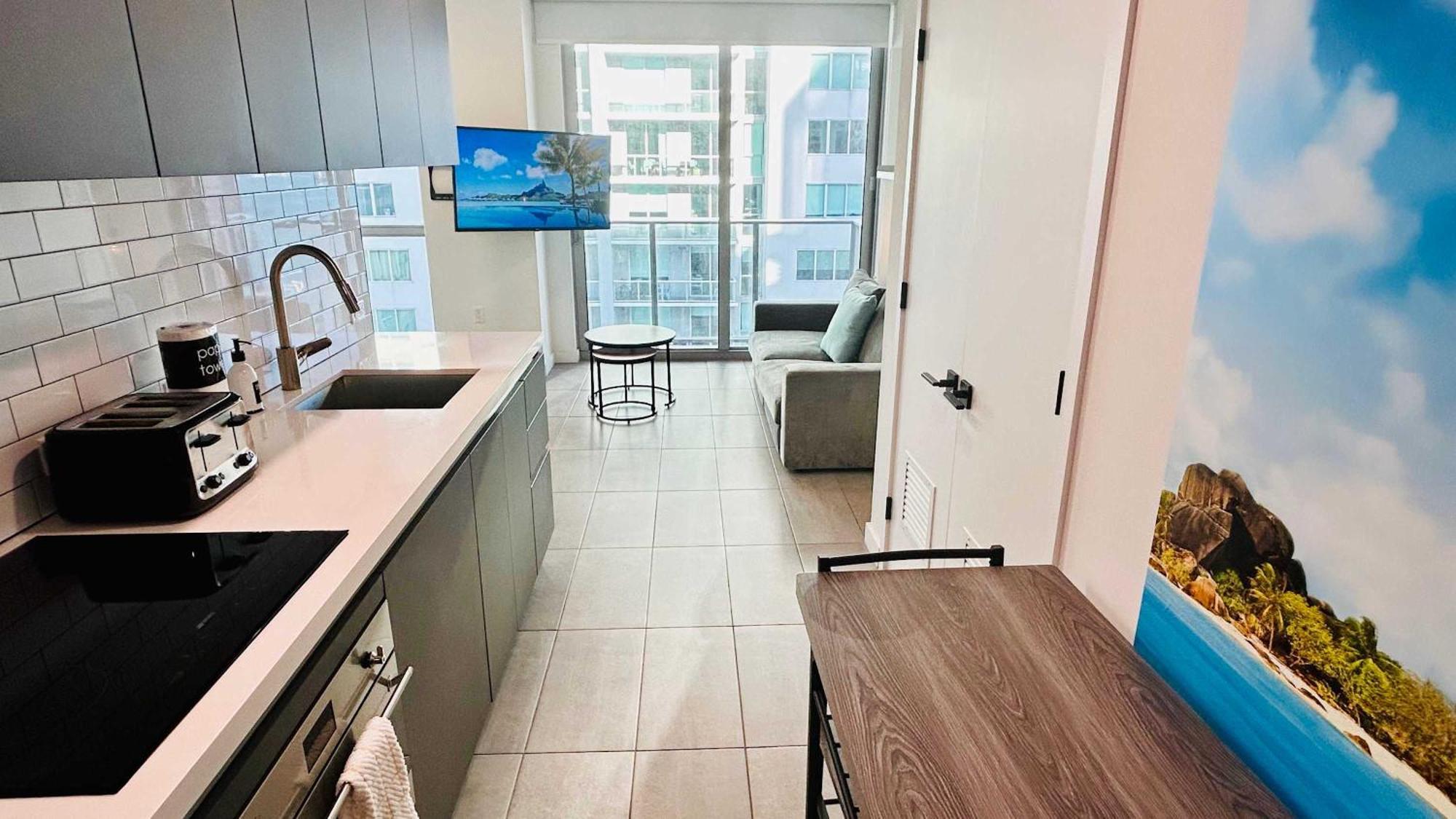 Apartment Sky-high Oasis Large Pool & Gym