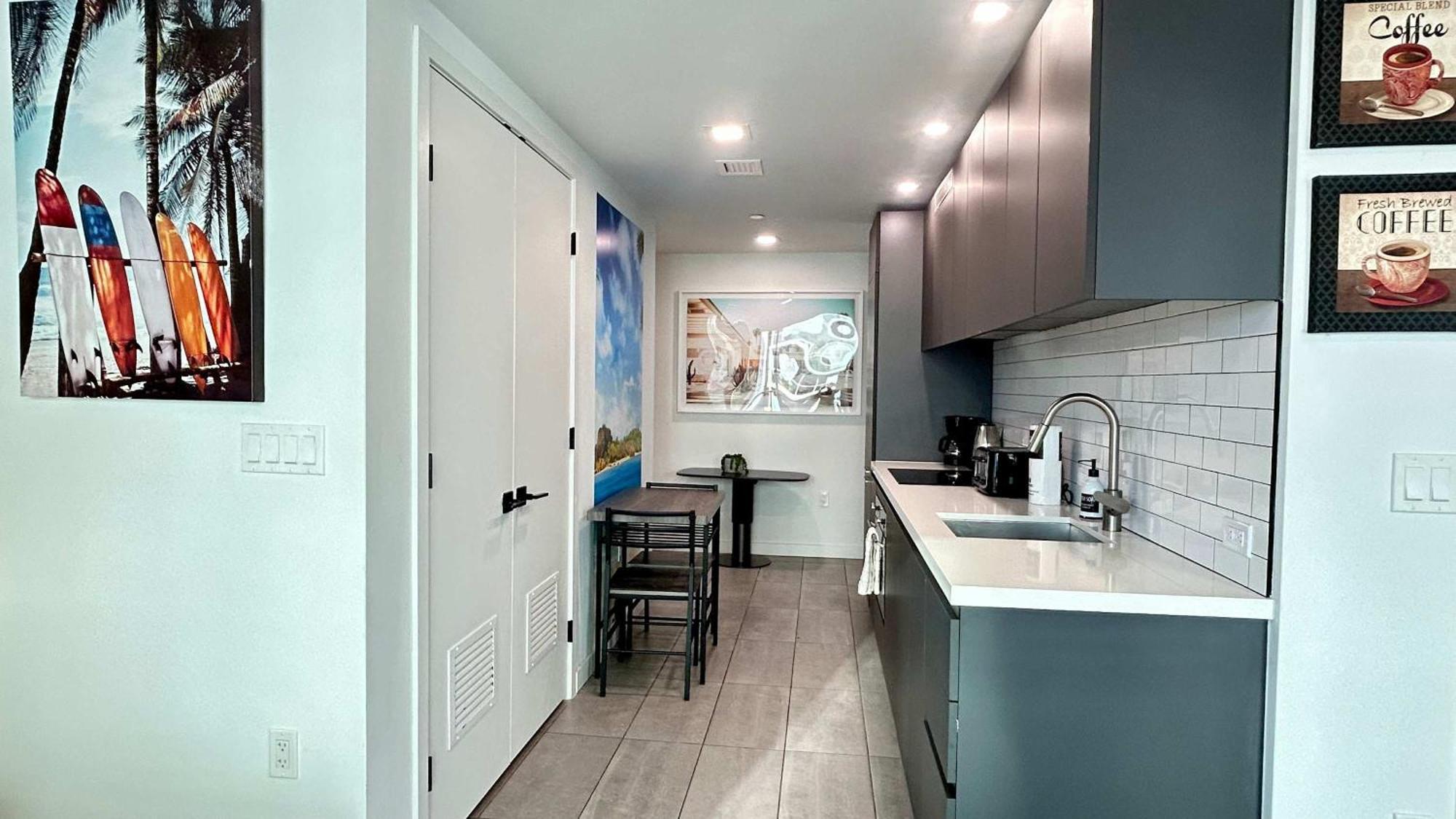 Sky-high Oasis Large Pool & Gym Apartment