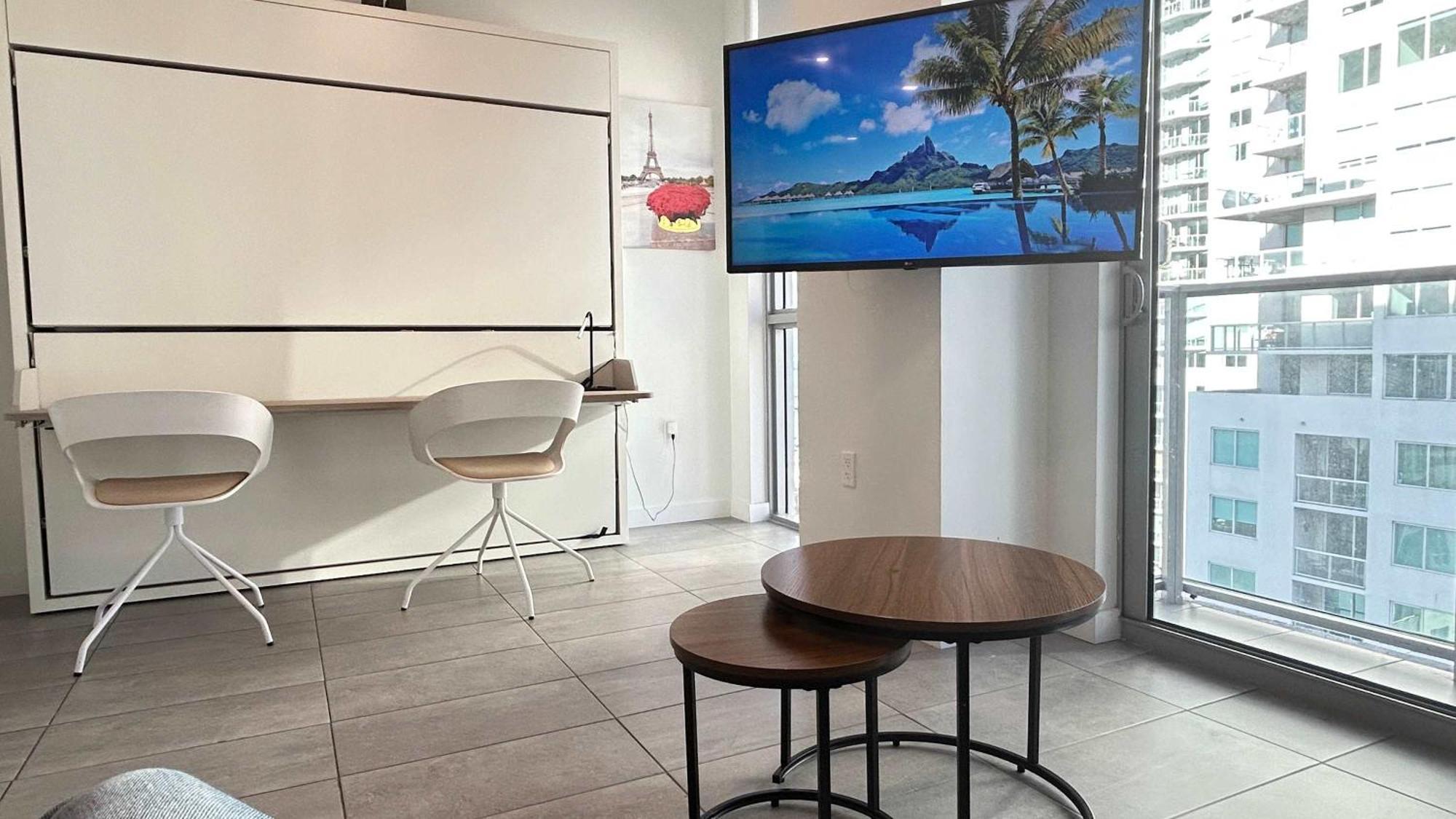 Sky-high Oasis Large Pool & Gym Apartment Miami