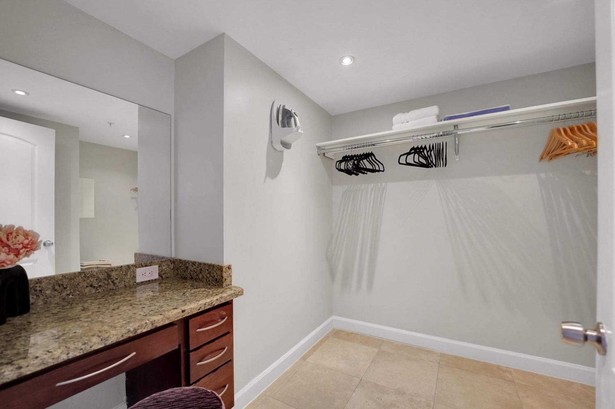 Permanent Vacation! Direct Water Views! Apartamento