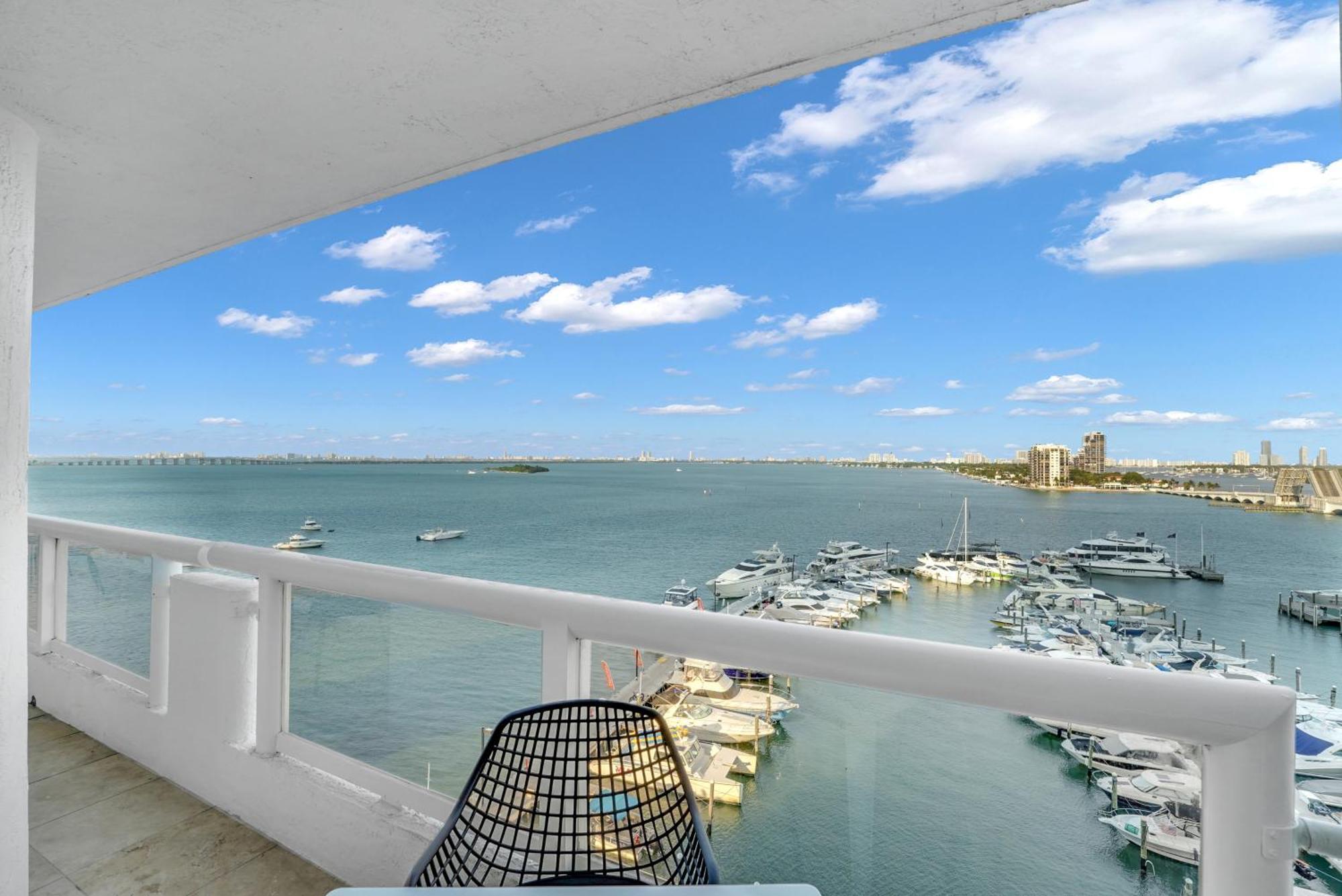 Apartamento Permanent Vacation! Direct Water Views!