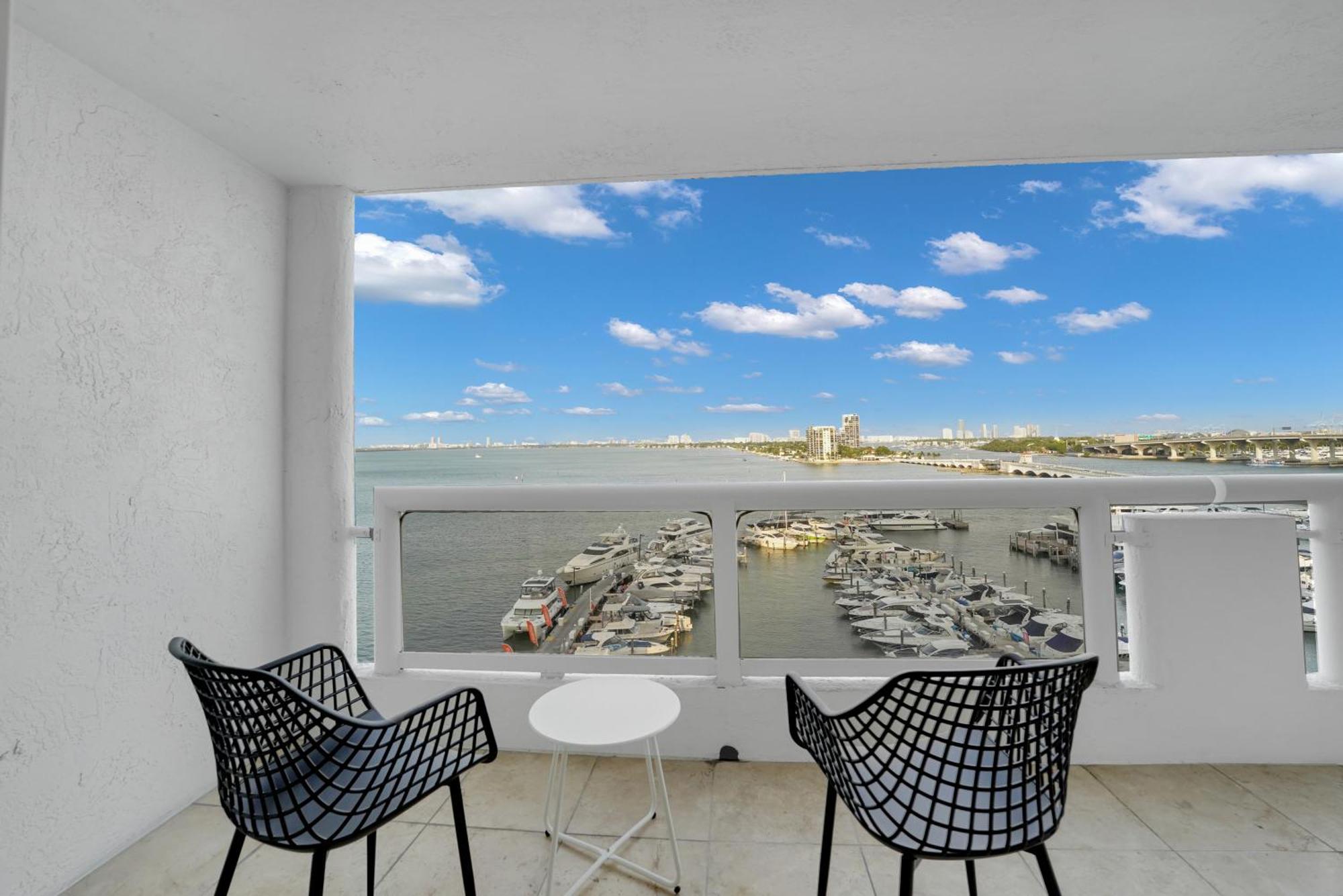 Permanent Vacation! Direct Water Views! Apartamento