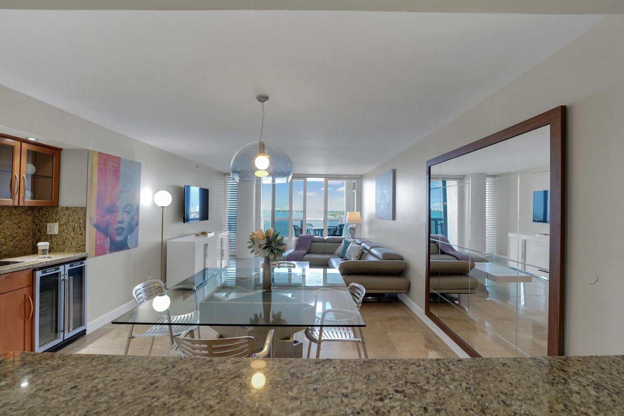 Permanent Vacation! Direct Water Views! Apartamento