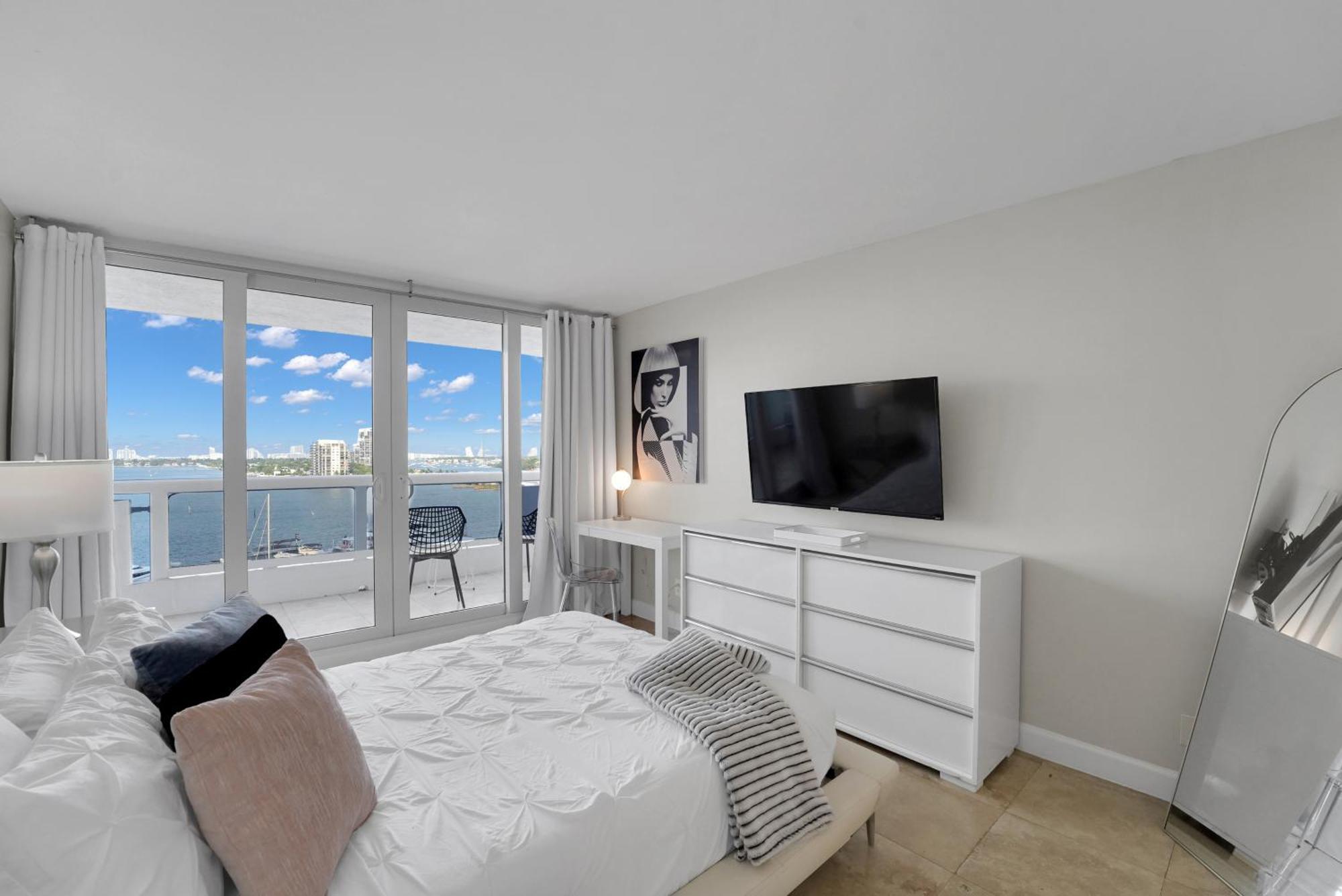 Apartamento Permanent Vacation! Direct Water Views! *