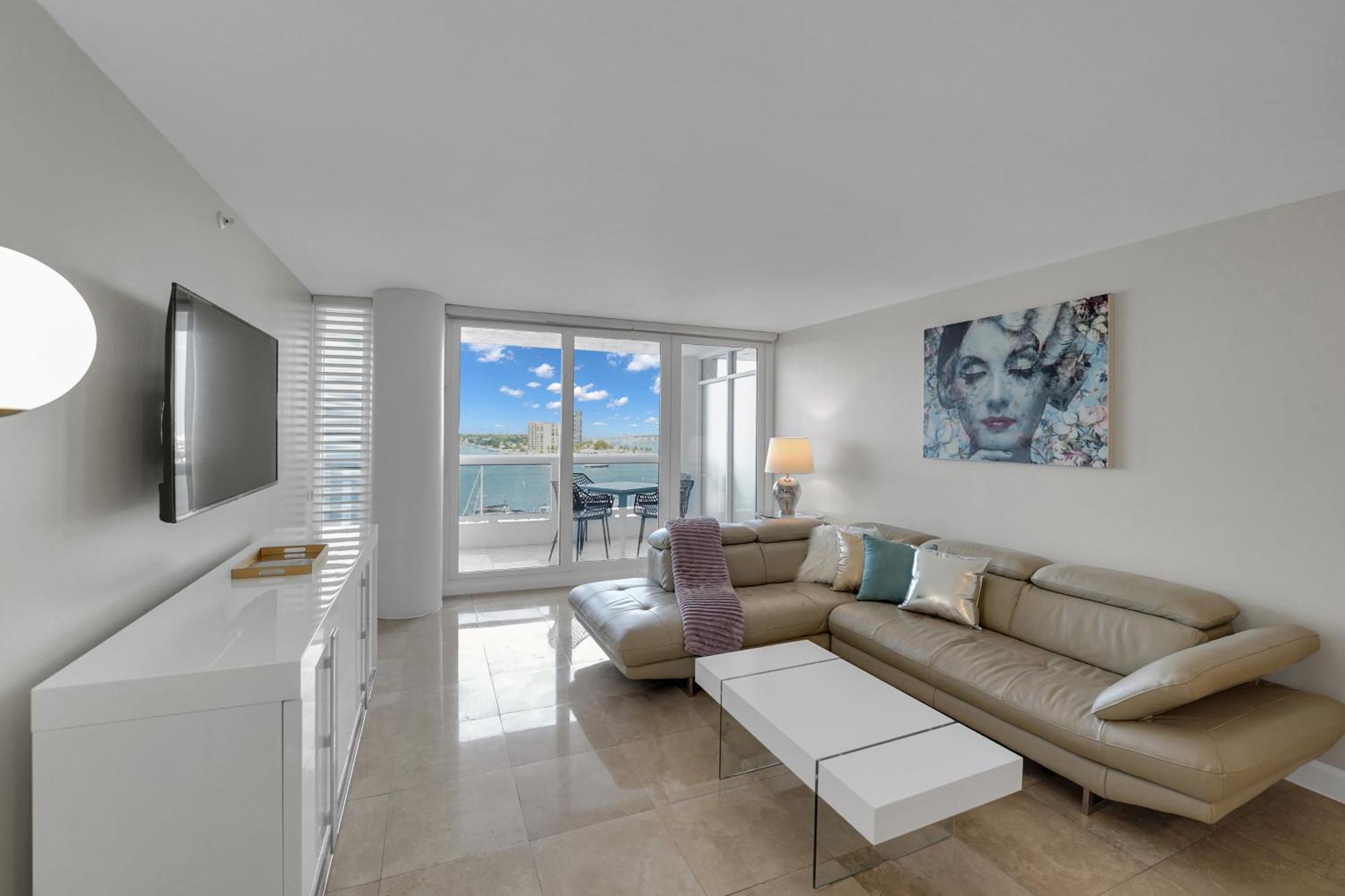 Apartamento Permanent Vacation! Direct Water Views! *
