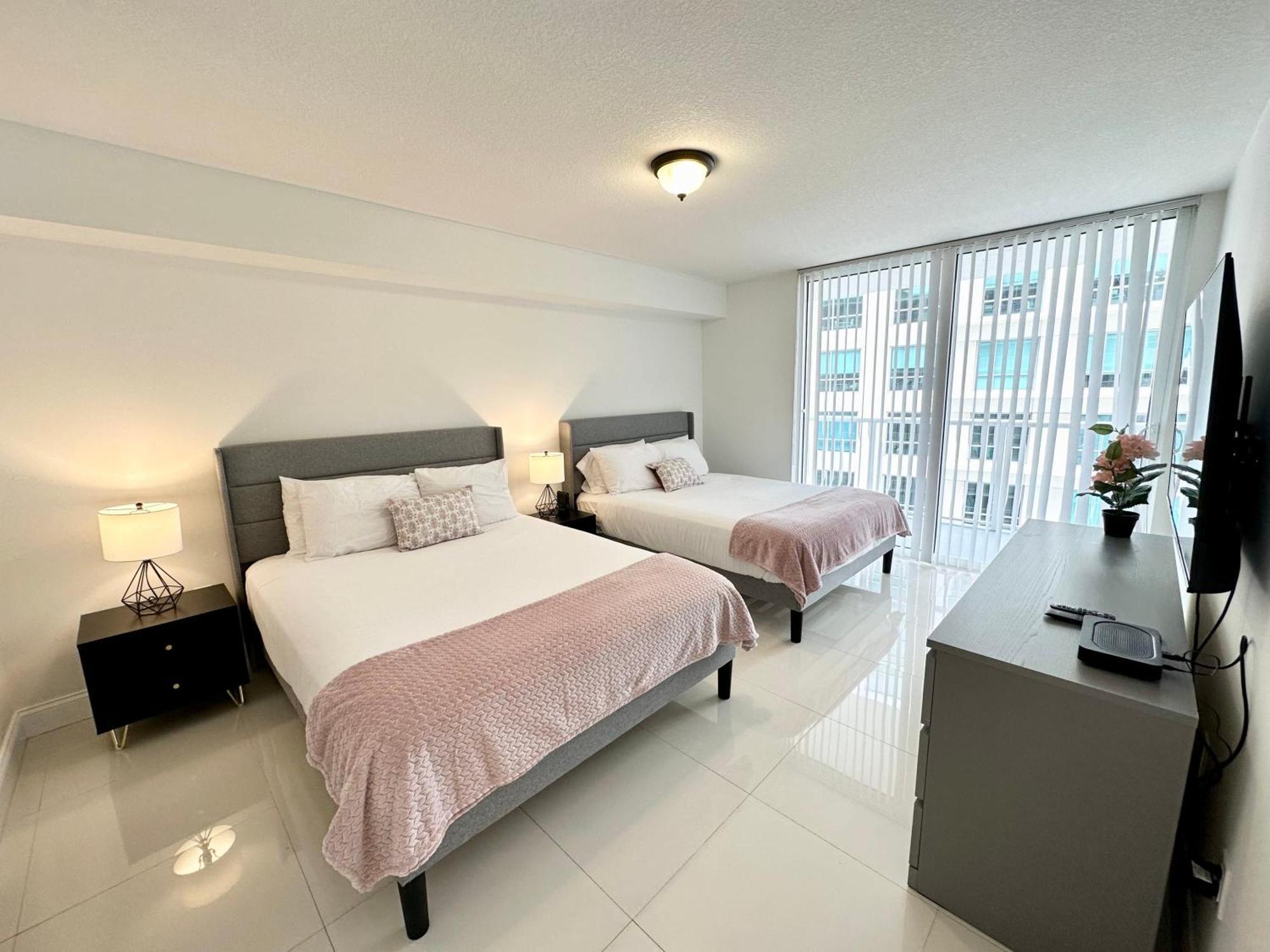 Apartment 36th Floor Brickell Bay View 1br 2 Queens And Sofa Bed
