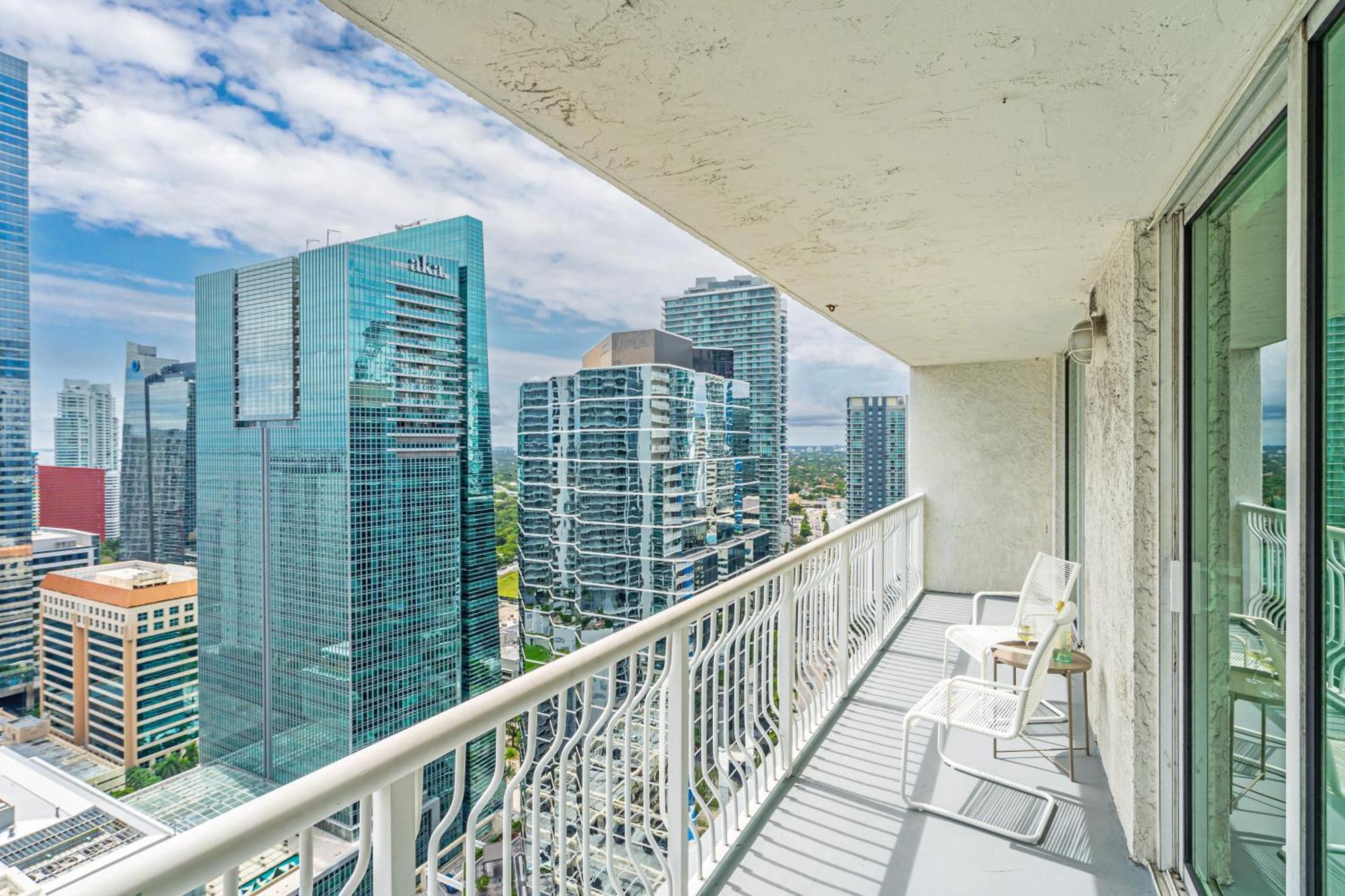 Lux 2b/2b Brickell - Free Parking Apartment
