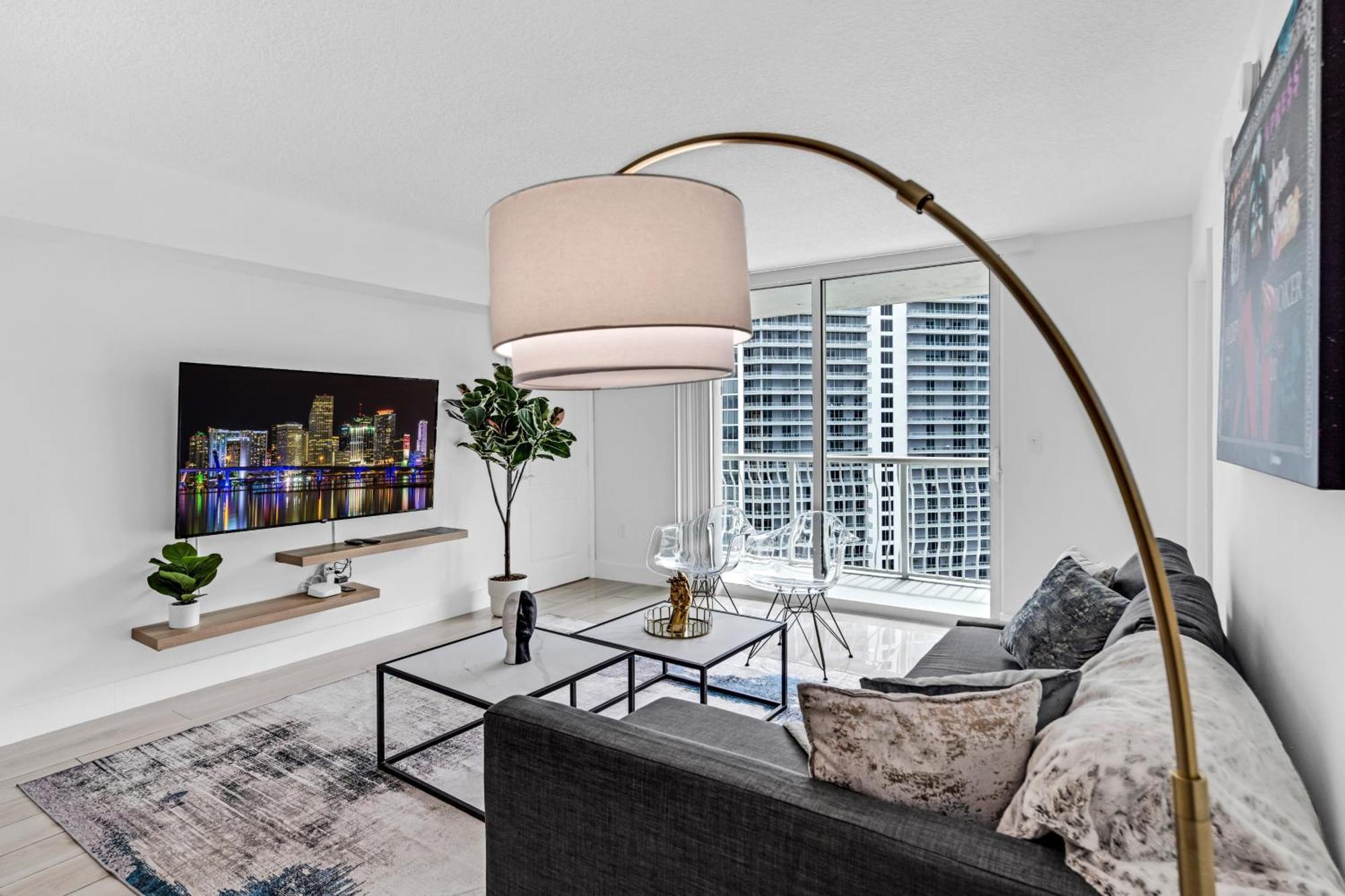 Lux 2b/2b Brickell - Free Parking Apartment *