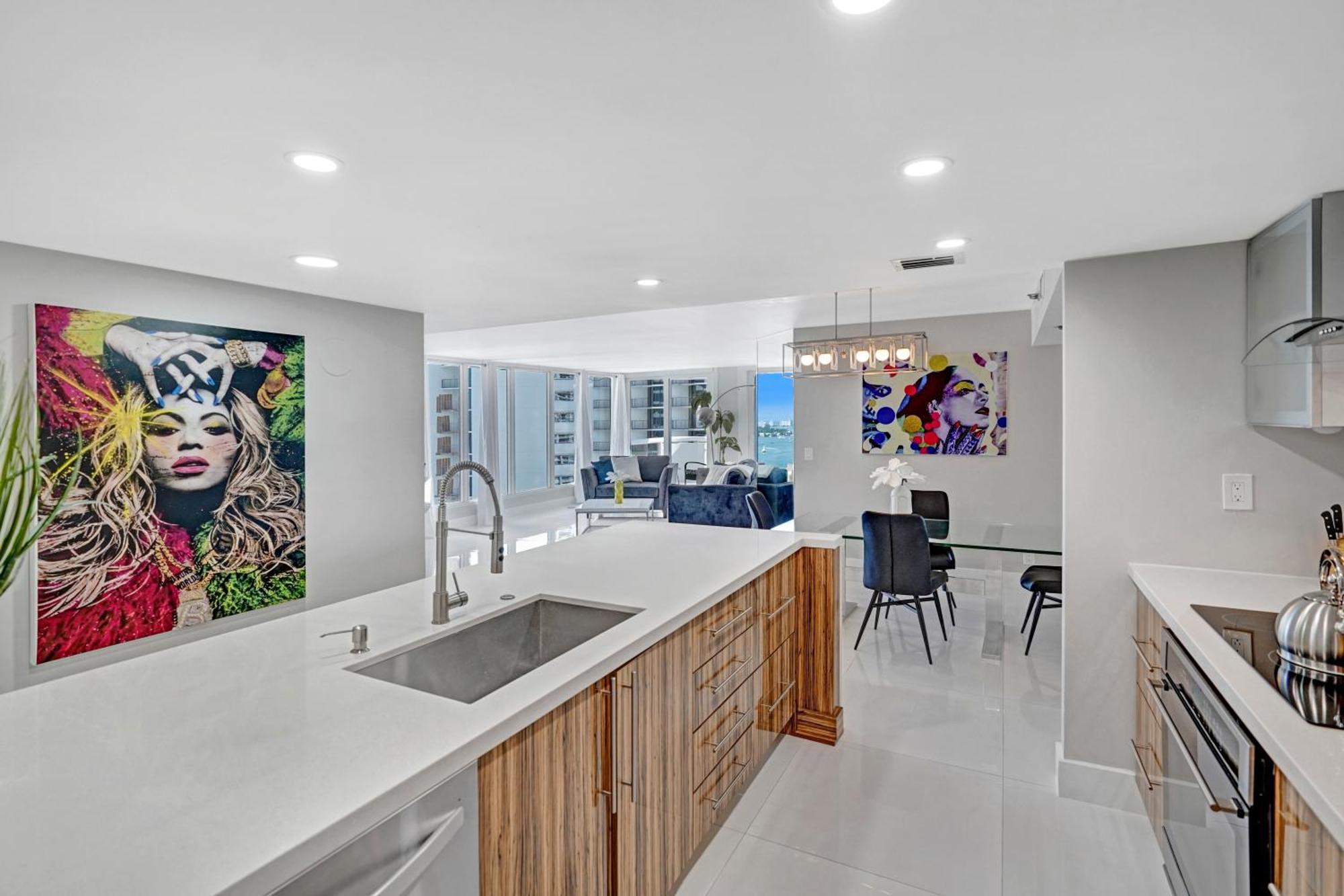Apartment The Queen B! Water & Skyline Views - Renovated *