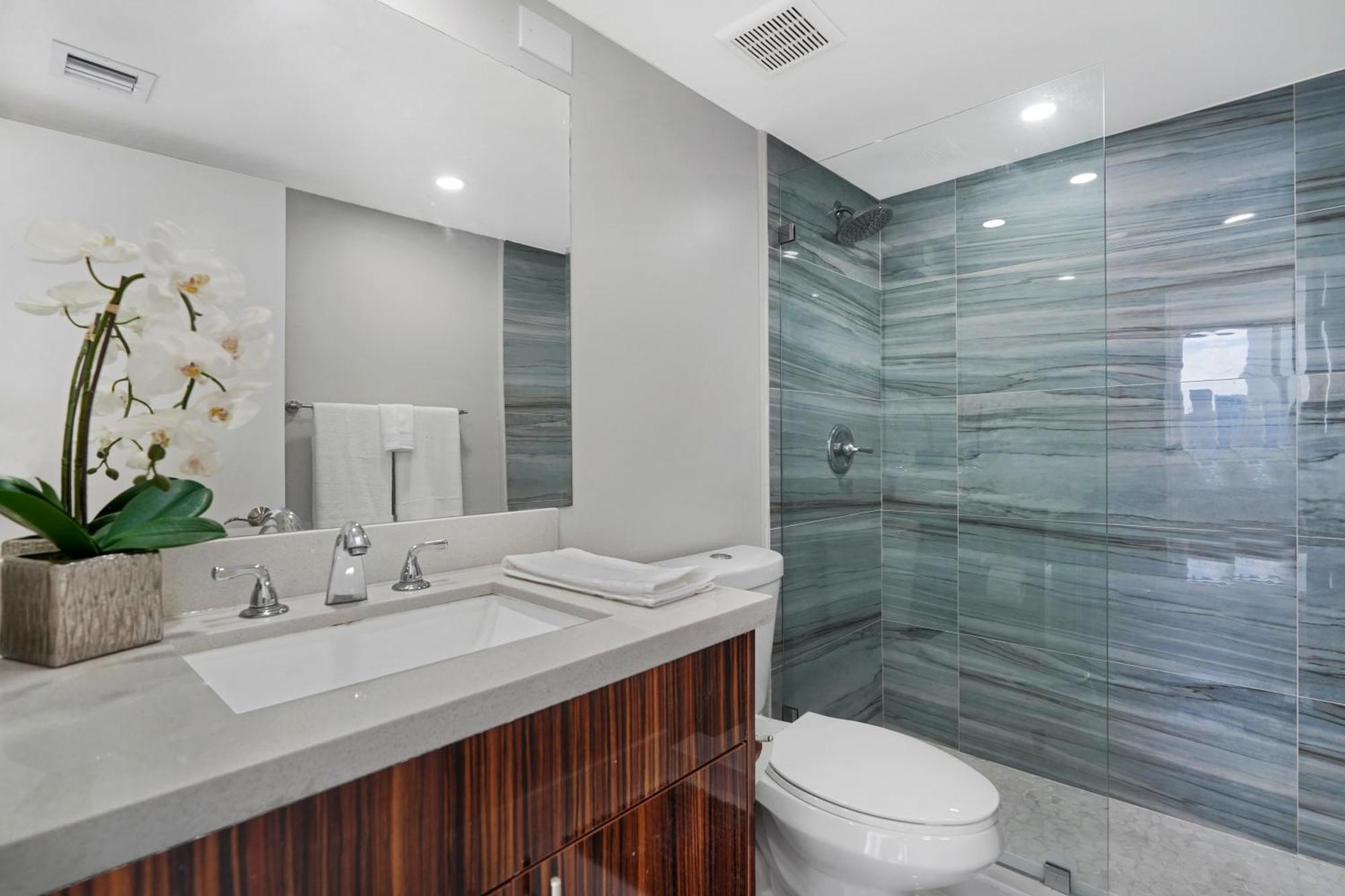 Apartment The Queen B! Water & Skyline Views - Renovated Miami