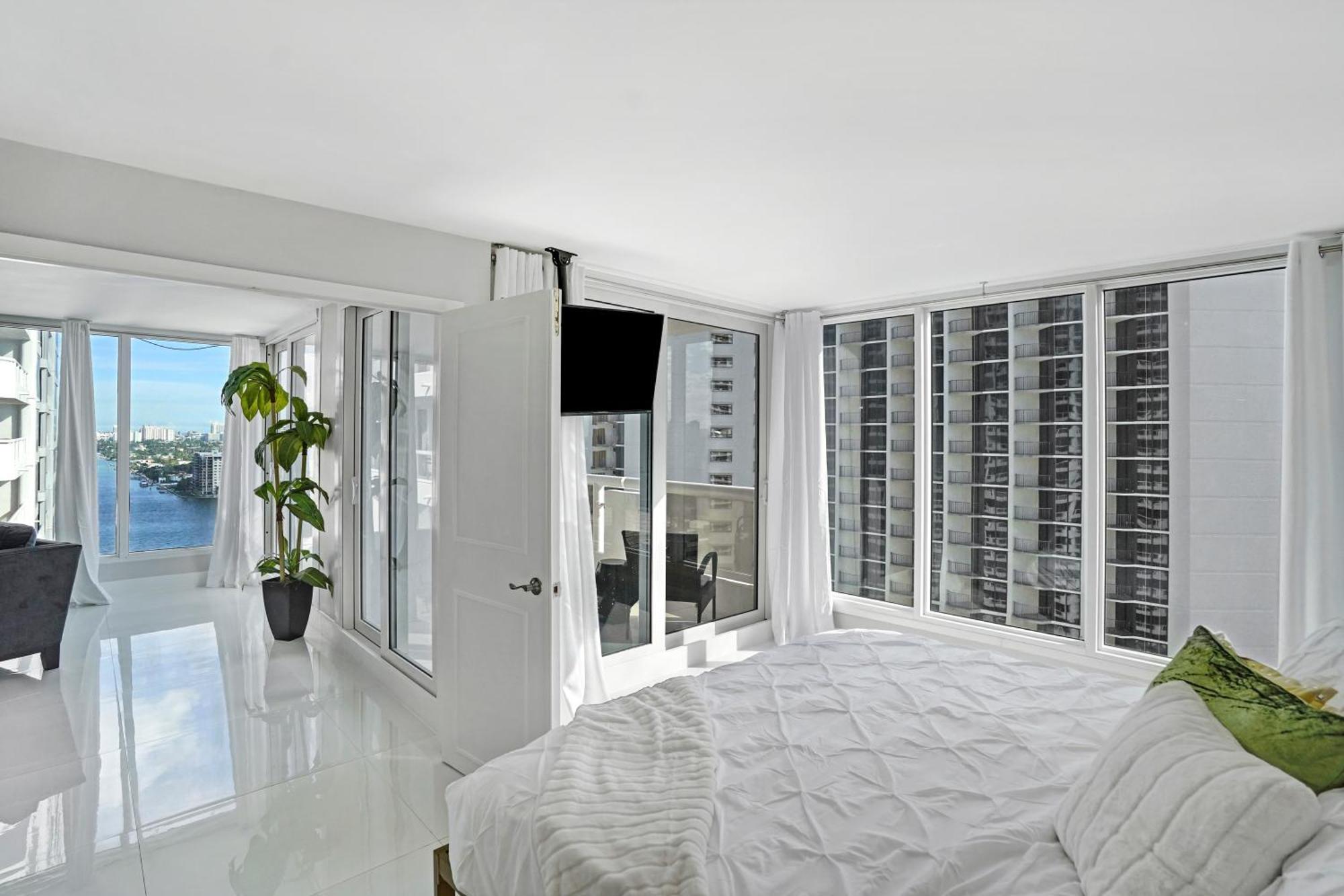 Apartment The Queen B! Water & Skyline Views - Renovated *