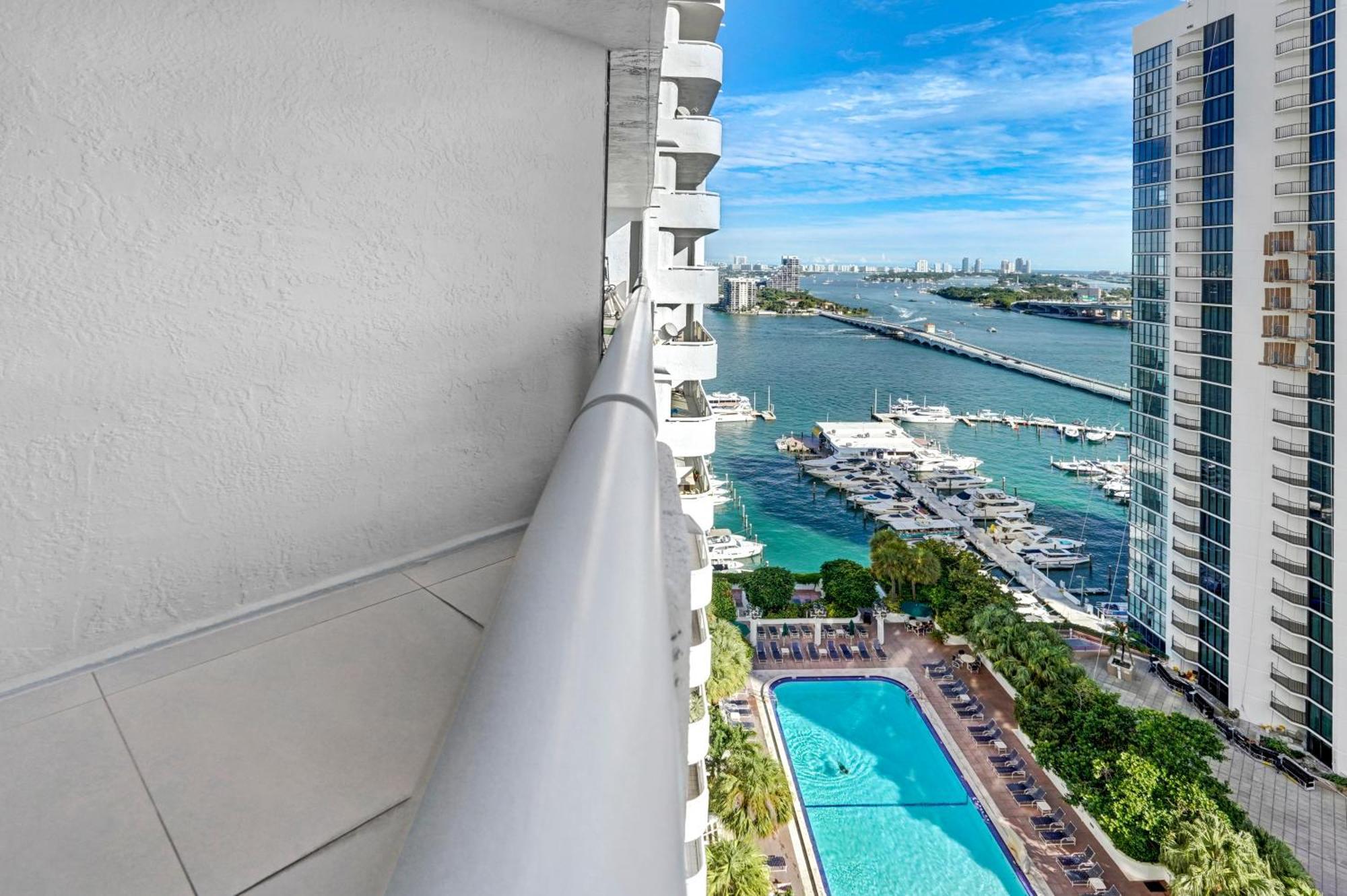 The Queen B! Water & Skyline Views - Renovated * Miami