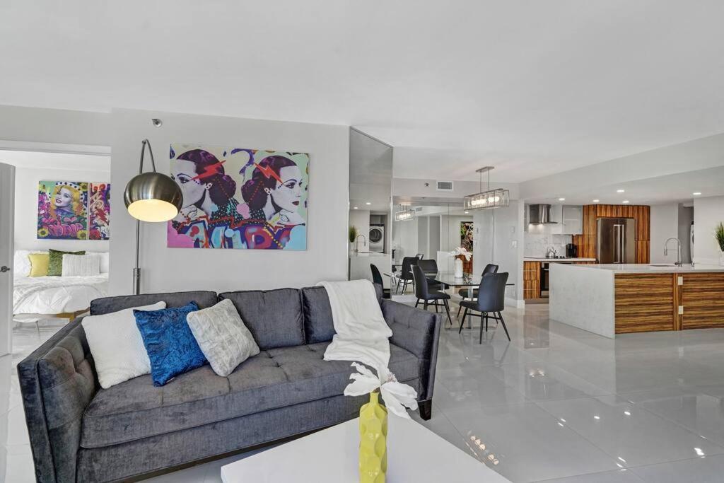 The Queen B! Water & Skyline Views - Renovated *