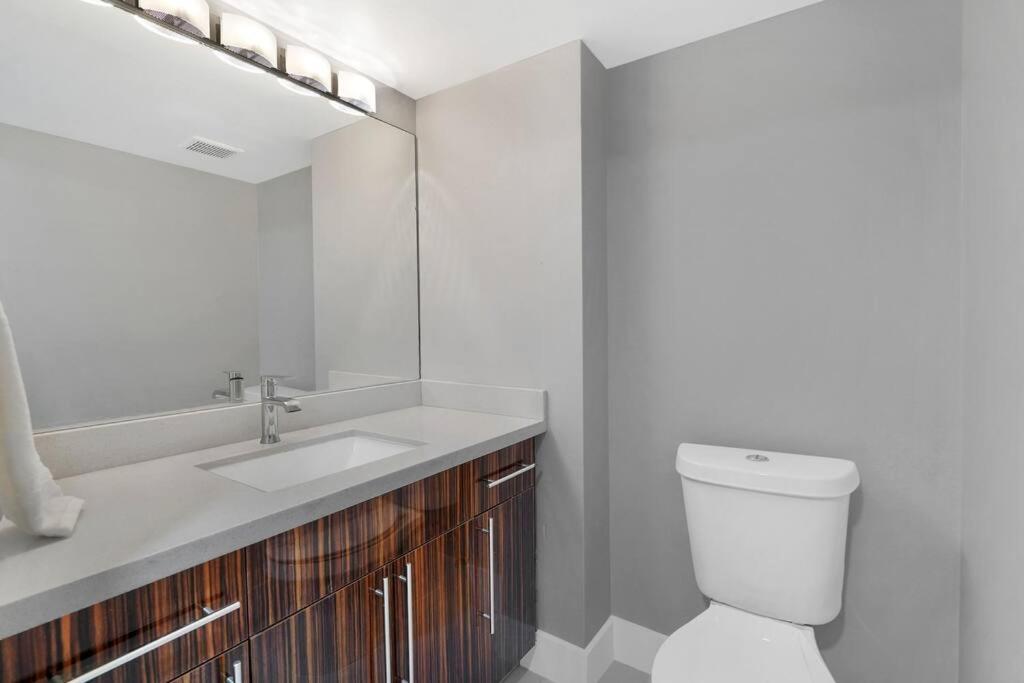 Apartment The Queen B! Water & Skyline Views - Renovated Miami