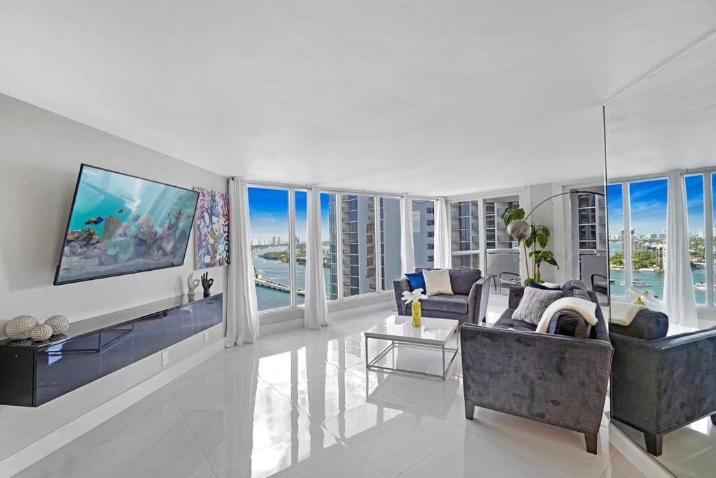Apartment The Queen B! Water & Skyline Views - Renovated Miami